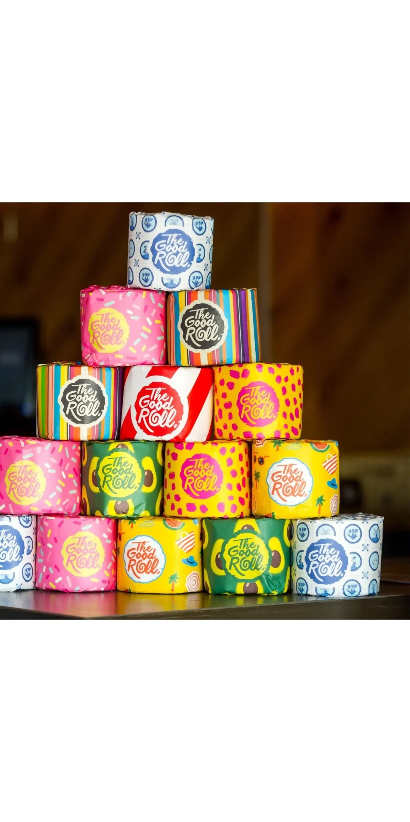 Colorful wrapped candies met de tekst 'The Good Roll' gestapeld op een tafel, met een houten achtergrond. Partner Skill School