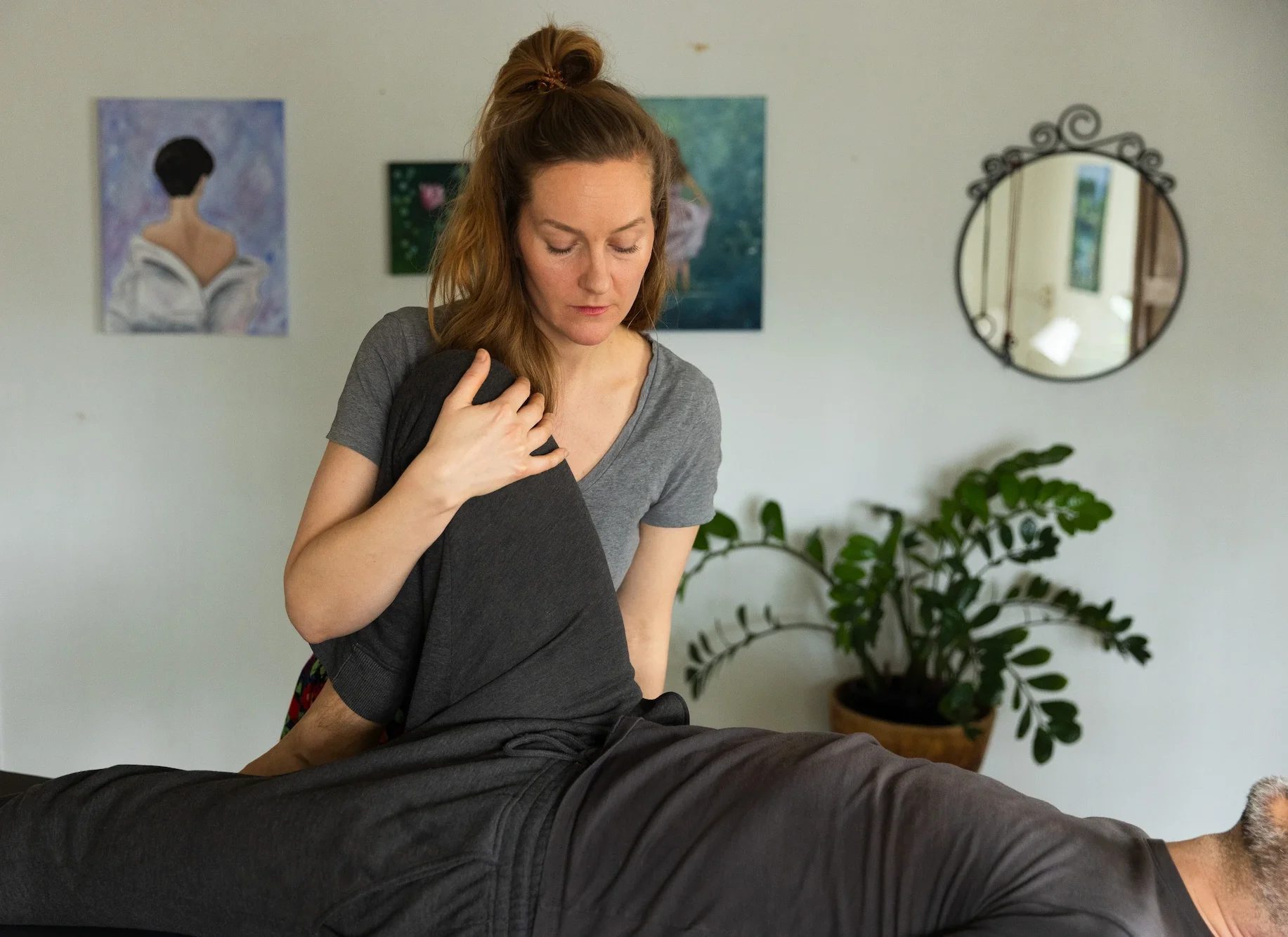 Osteopaatti hoitaa asiakasta joka on hoitopöydällä