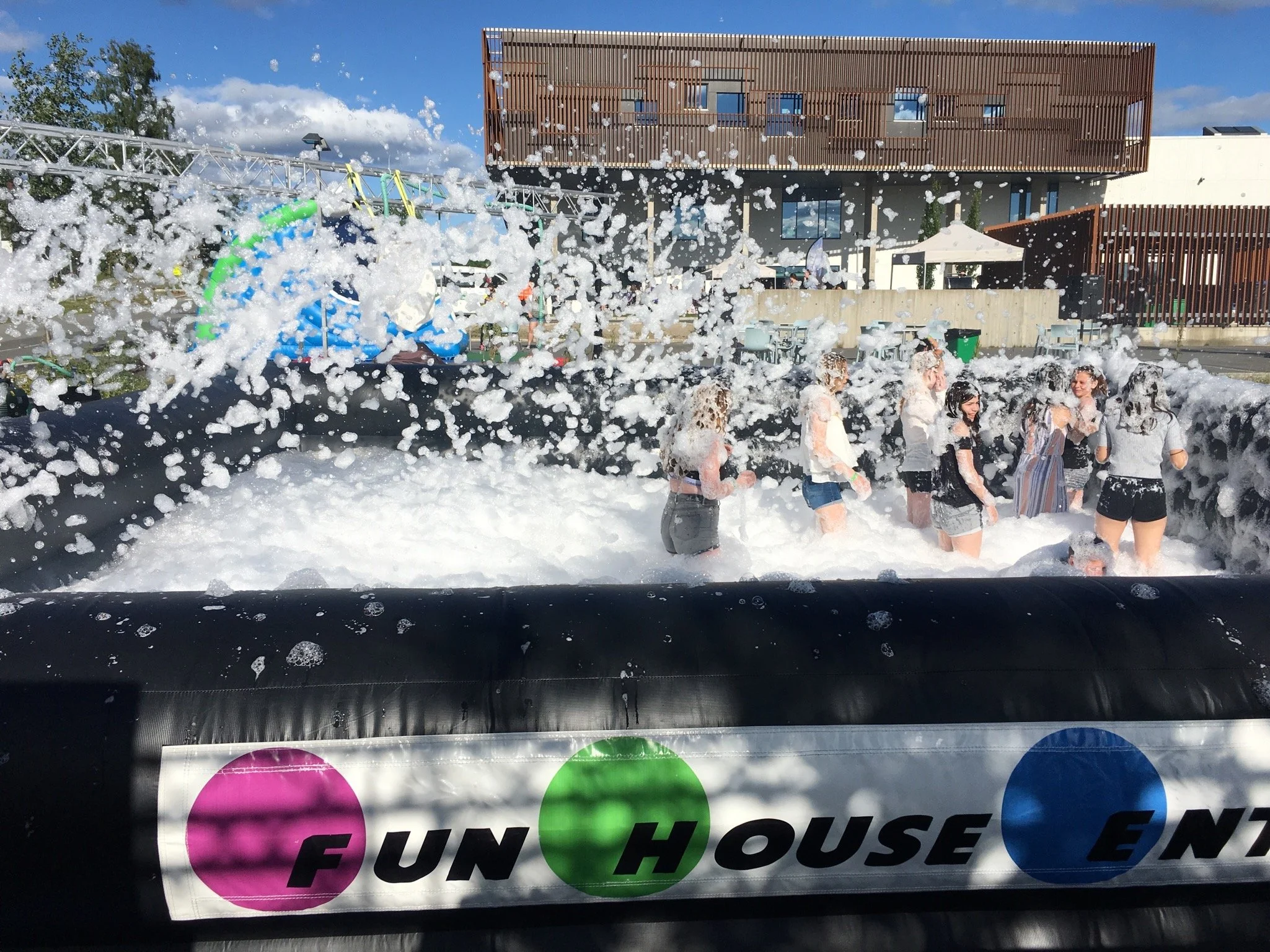 Skumparty utendørs med barn og voksne på sommerarrangement