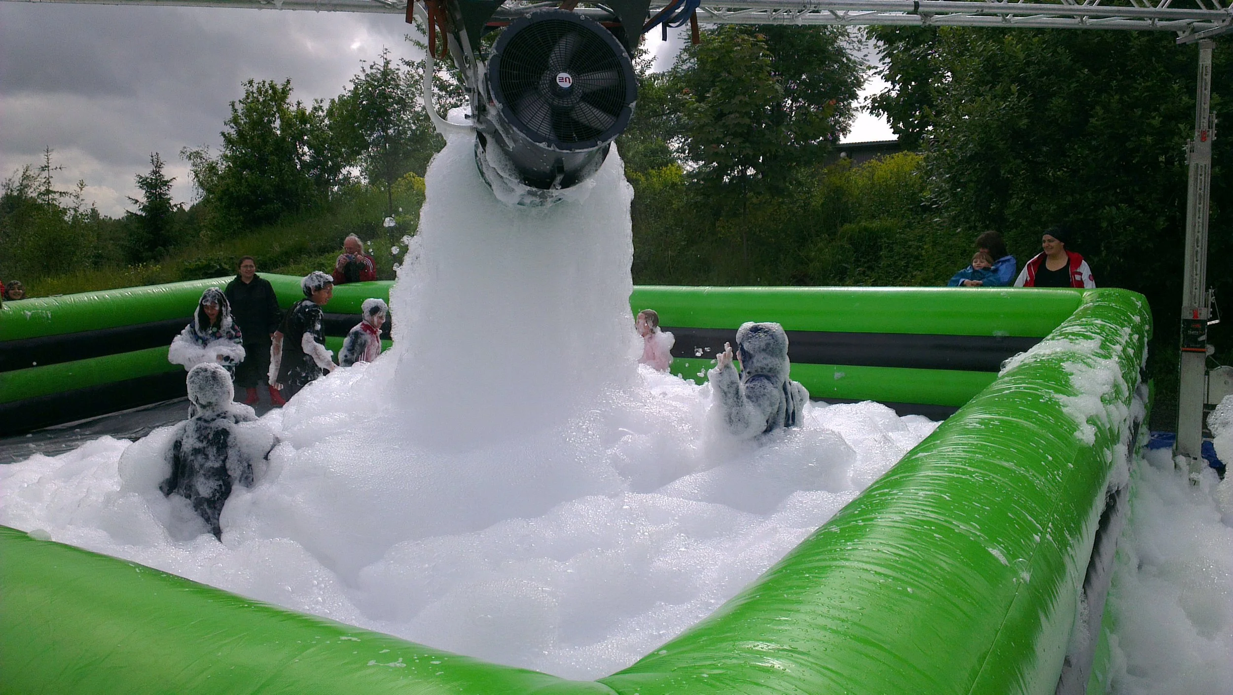 Oppblåsbar skumaktivitet for barn på utendørs event