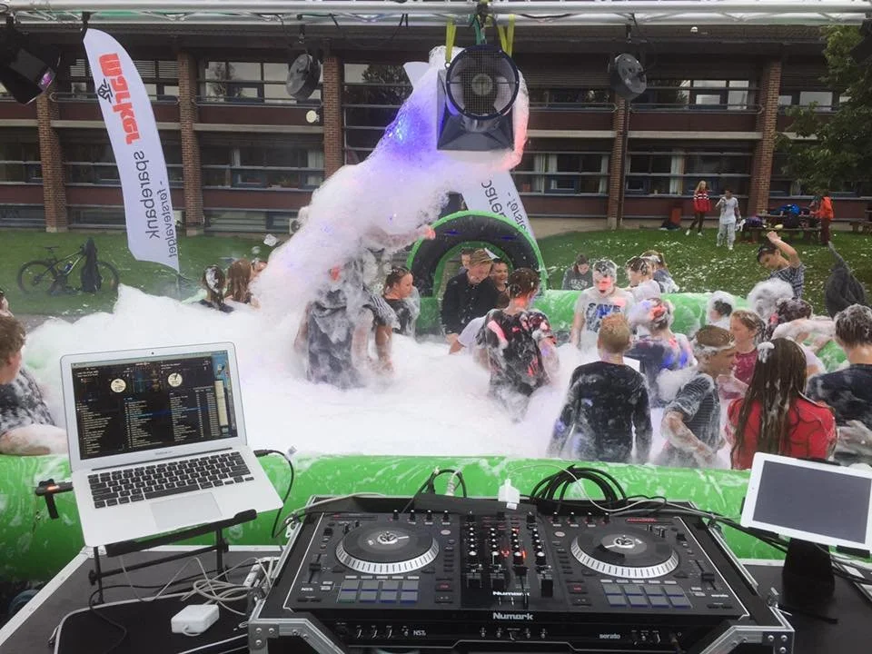 Skumparty med DJ og skumkanon på utendørs arrangement