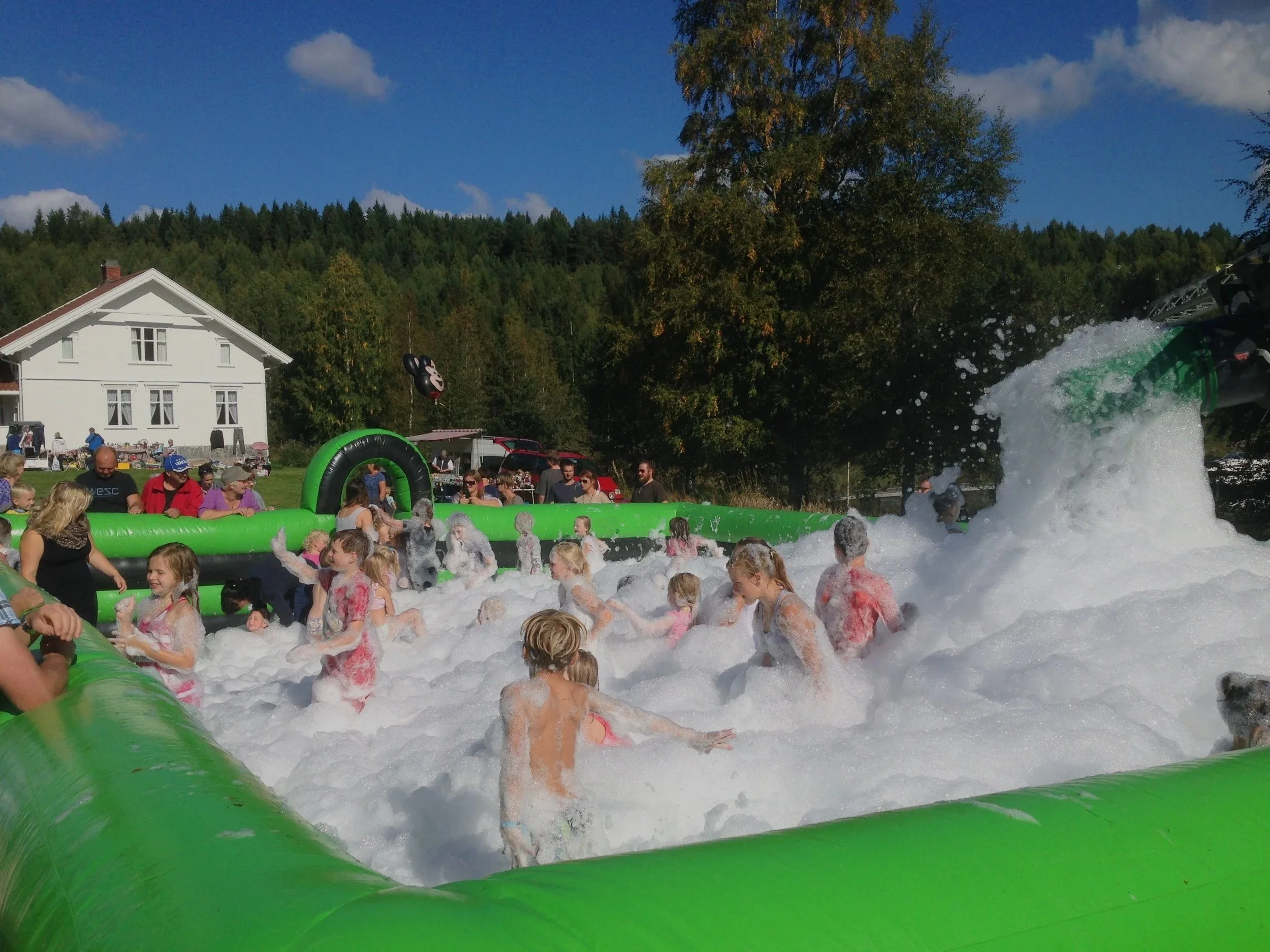 Skumparty med oppblåsbar vannarena for barn og voksne