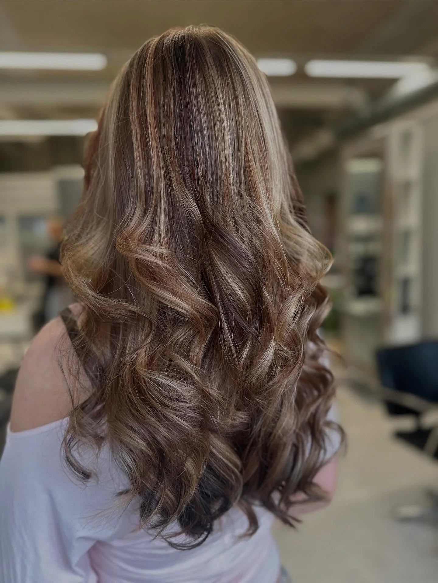 G&aring;rdagens arbeten av fris&ouml;rtv&aring;orna 🤩😍 om du inte s&auml;krat din tid redan s&aring; skynda, h&ouml;stens kund- och modellpass bokas upp snabbt 💫 ring oss p&aring; 0760-053510 eller skriv dm f&ouml;r att boka! Svarar vi ej p&aring;