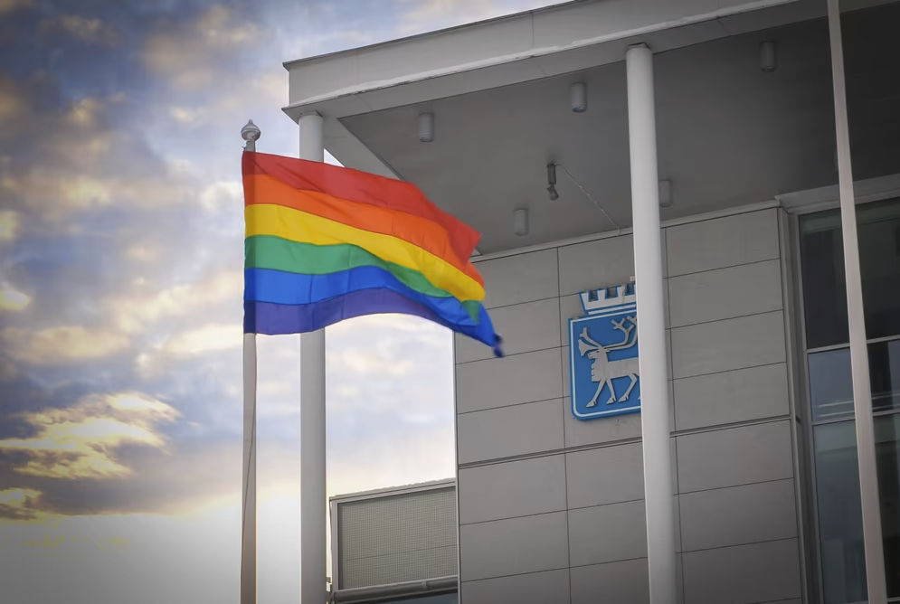 Flaggheising utenfor Tromsø Rådhus
