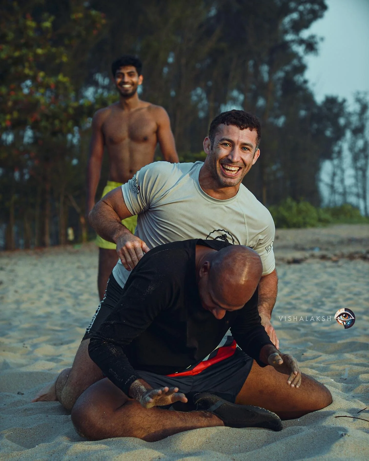 🥋🤼‍♂️ Unleashing the spirit of combat on sandy shores – where smiles meet strength and technique. Amidst the grains, a judo takedown becomes an art form.
Guided by Judo Black Belt Darius (@the_grappling_monkey ) with Yoga instructor Vign