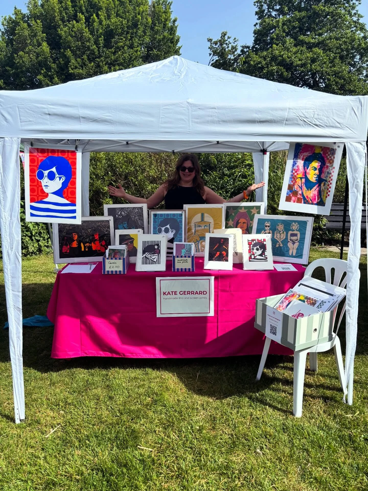 Great day in the sunshine today! ☀️ And some creative ways of keeping my prints upright in the breeze. Thanks @bicknell_contemporarysculpture for the loan! 

Doing it all again tomorrow, so come down for more fun in the sun.