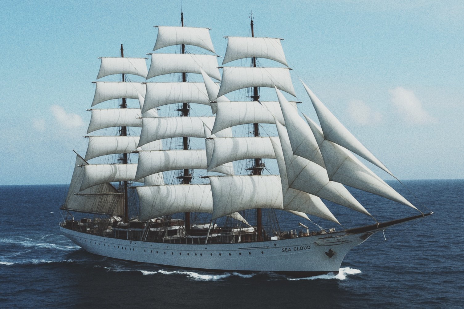 Segelschiff mit weißen Segeln auf dem Meer