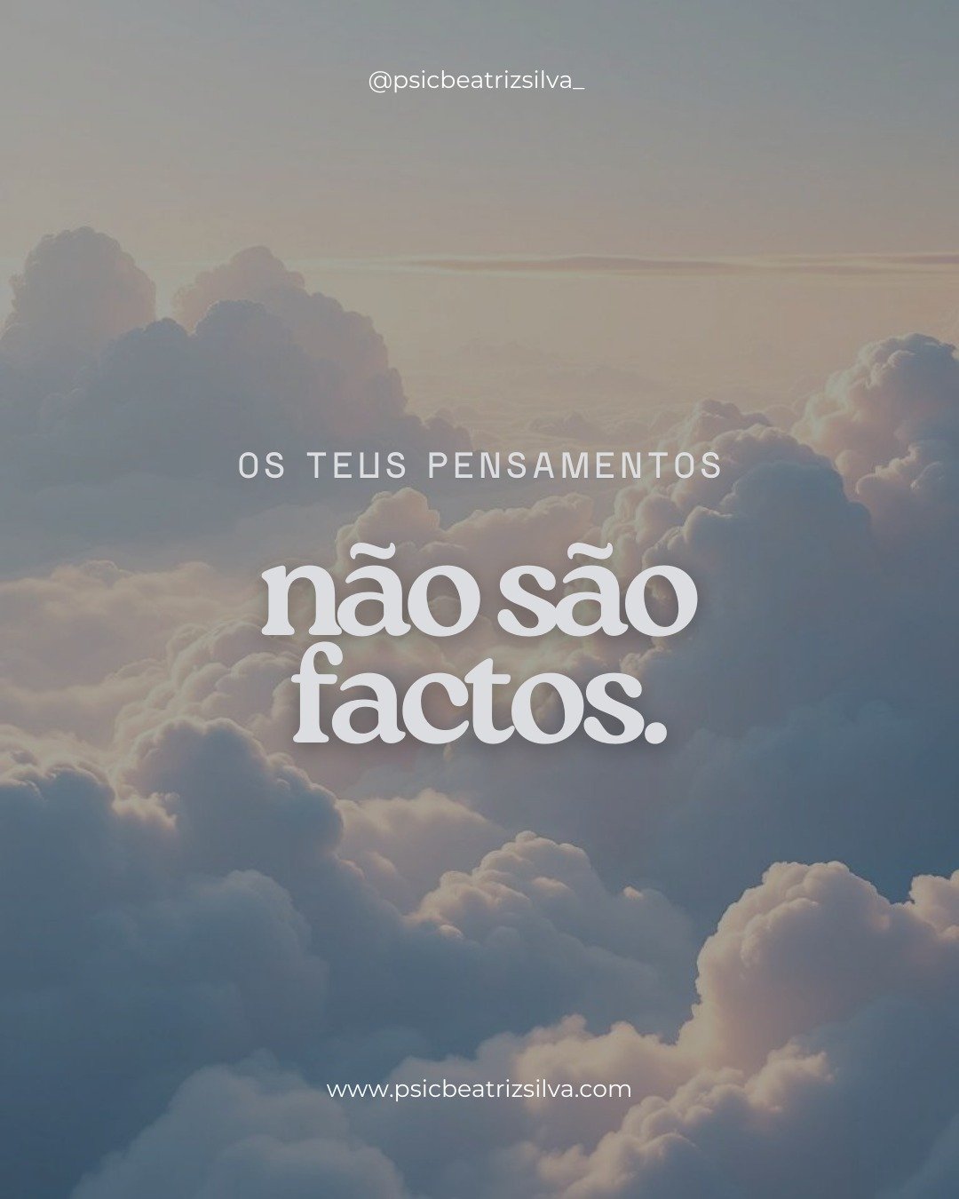 ☁️ Nem tudo o que pensas &eacute; verdade. Mesmo quando parece real, convincente e cheio de argumentos.

☁️ Os pensamentos s&atilde;o, para muitas pessoas, assustadores. Influenciando a forma como se sentem com elas mesmas e com os Outros.

☁️ S&atil