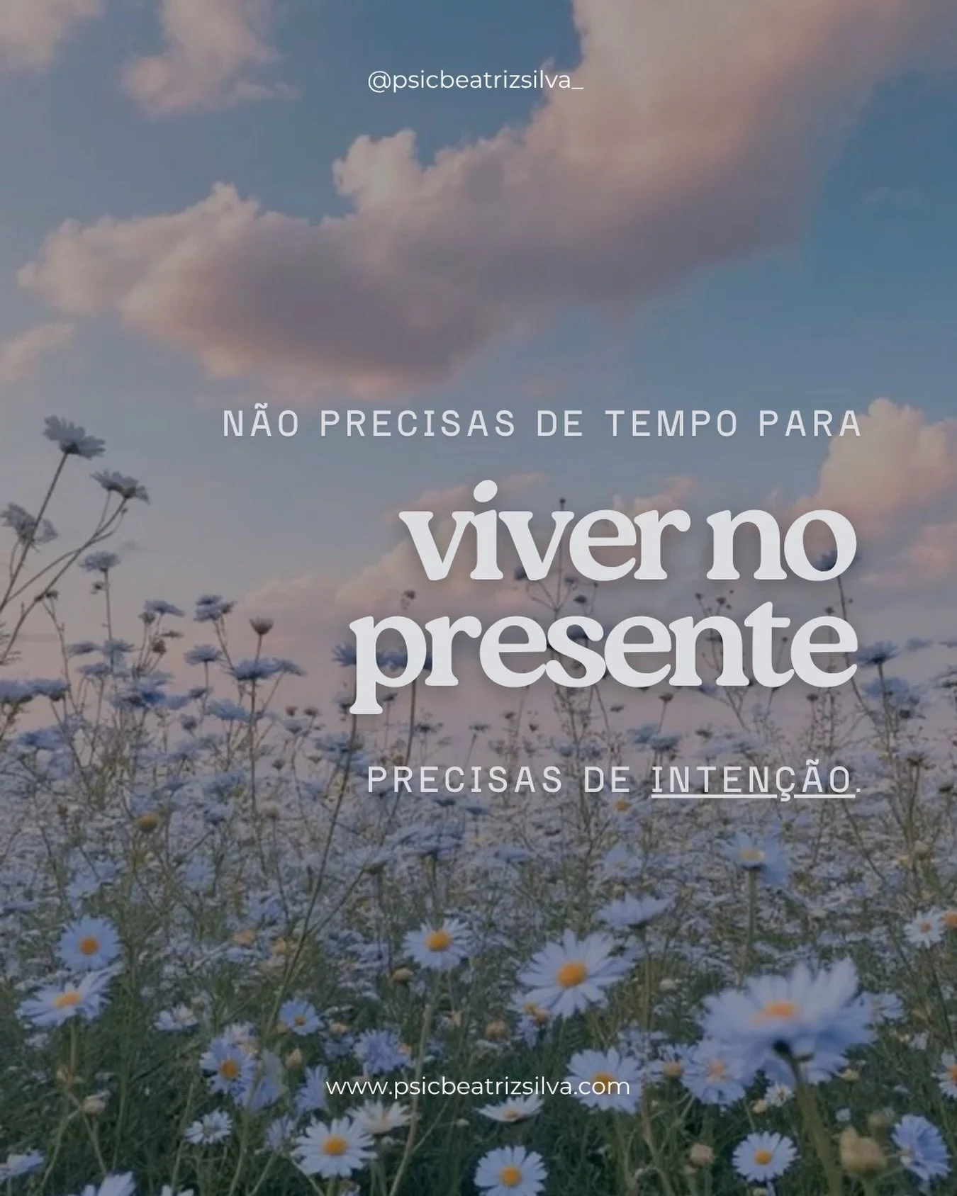 🫶 Viver no presente nem sempre acontece de forma espont&acirc;nea. Muitas vezes, &eacute; preciso inten&ccedil;&atilde;o para regressarmos ao agora, para habitarmos o que estamos a sentir e deixarmos de viver em piloto autom&aacute;tico.

🌿 A inten