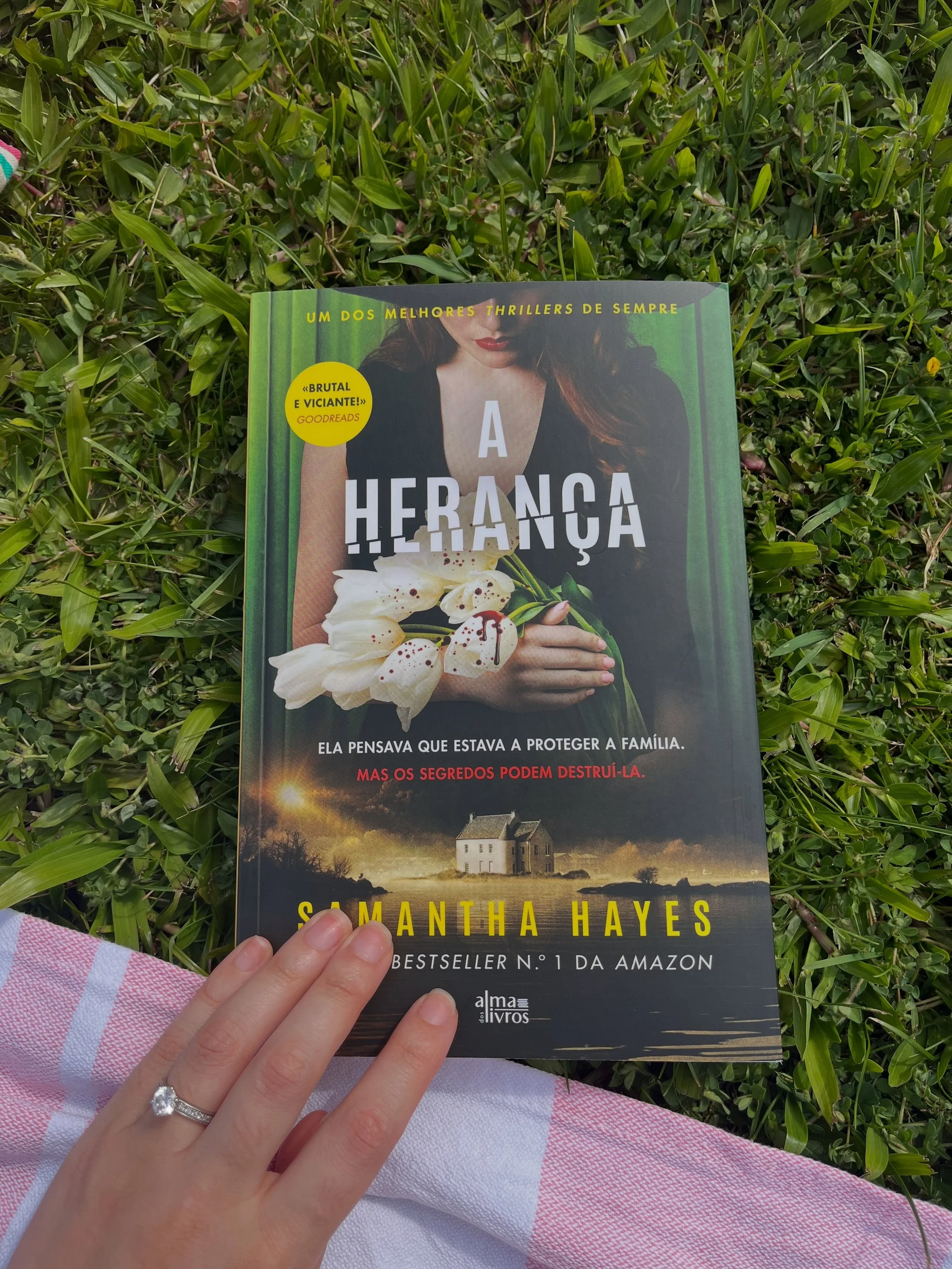 fim de semana onde vivi para o sol, um bom livro e companhia da fam&iacute;lia &agrave; mesa! 🤍

"Sob Suspeita" &eacute; a minha s&eacute;rie do momento. Sei que j&aacute; &eacute; antiga, mas n&atilde;o conhecia! 

E o teu fim de semana? 