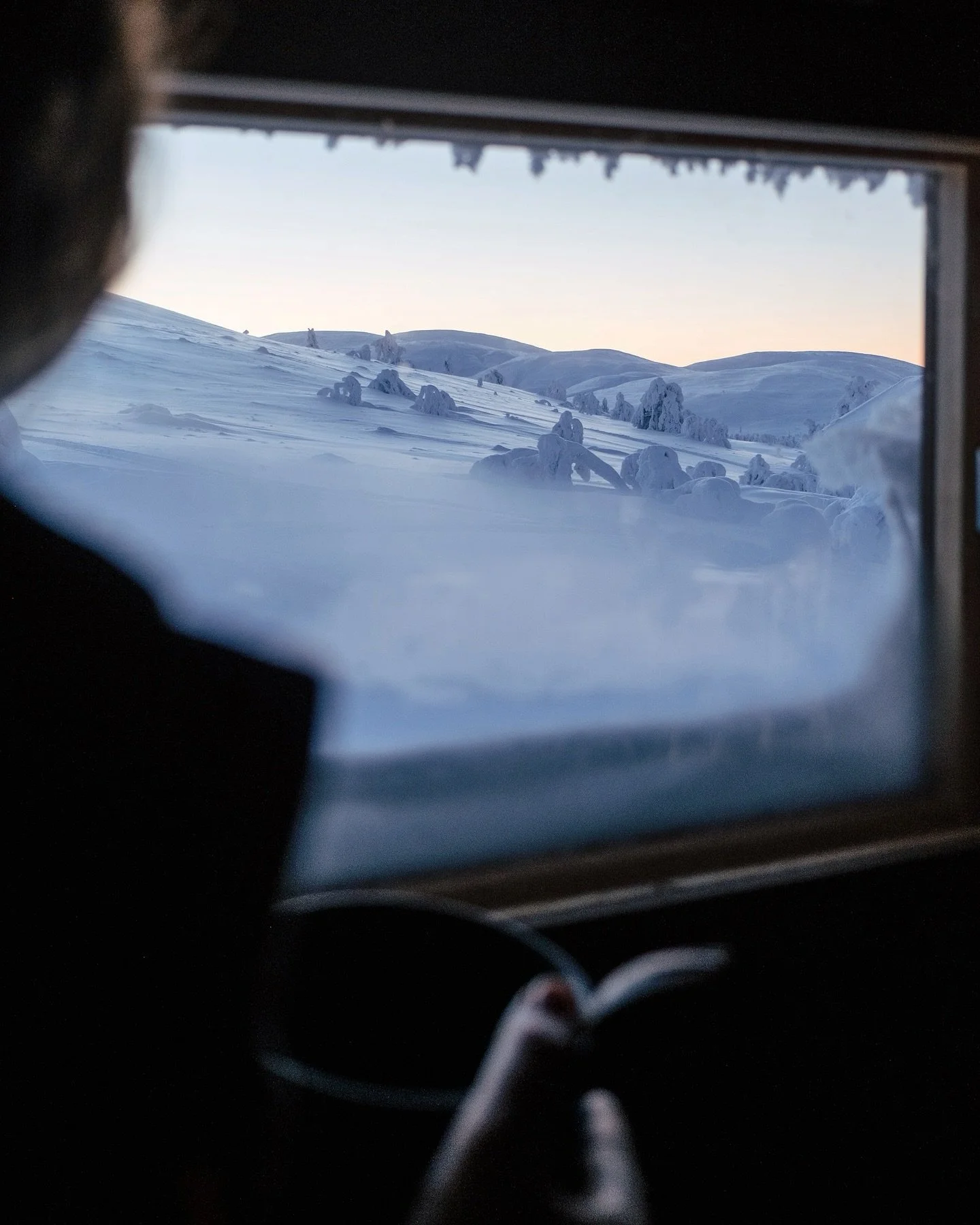 &rdquo;Viikonloppuna allani narisi pakkaslumi, kun nostin rinkan selk&auml;&auml;ni ja l&auml;hdin hiiht&auml;m&auml;&auml;n keskelle lumoavaa kaamosmaisemaa. &ndash;&ndash; Nousin kohti hattaraista maisemaa p&auml;iv&auml;nvalon huvetessa. En pit&au