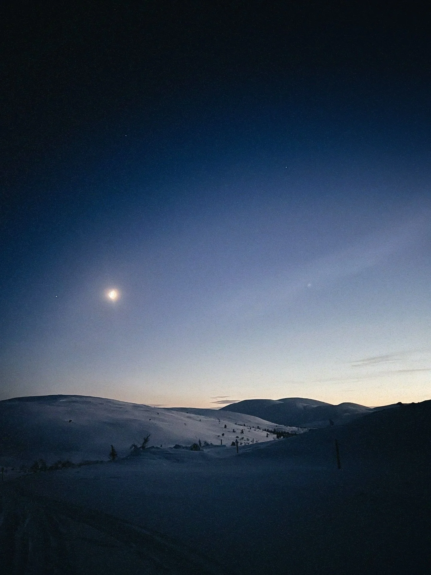 Kaamosretkell&auml; 〰️ Rentoa ja l&auml;mmint&auml; tunnelmaa, myrskyst&auml; viis

V&auml;lip&auml;ivien puhuri yltyi sopivasti retken v&auml;lip&auml;iv&auml;lle, joten tarkkaan seuratun s&auml;&auml;ennusteen mukaisesti p&auml;&auml;simme perjanta