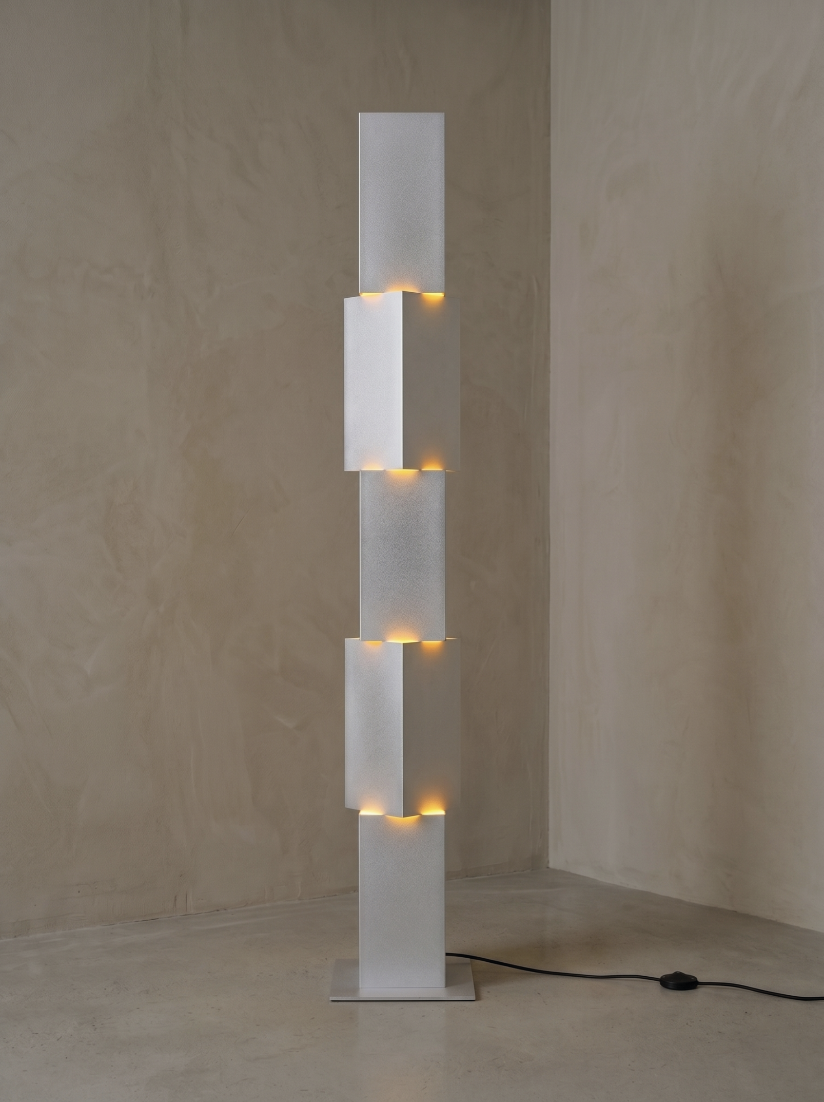 SimoneSmelt_StackFloorLightAlluminium_SimoneSmelt.png