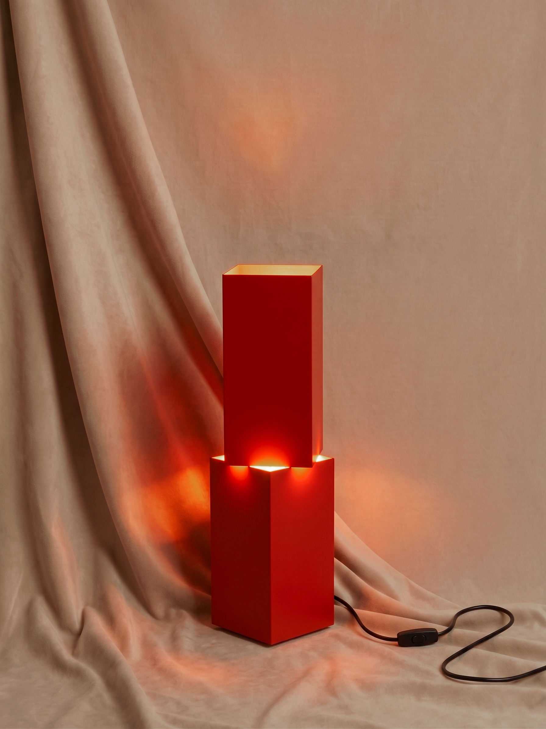 REFLECTING BODIES LAMP REEED nRED production.png