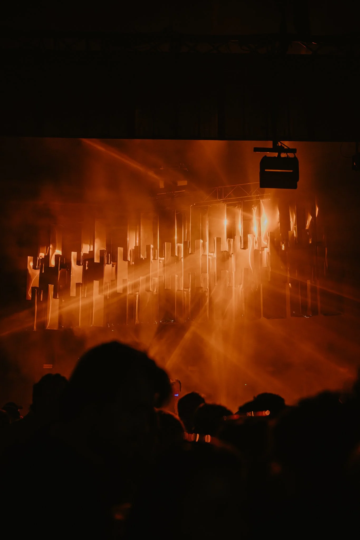 Reflecting Bodies VI Voodoo Village Festival Belgium Main stage design by Simone Smelt light installation art installation scenography lumus instruments object design object dutch design
