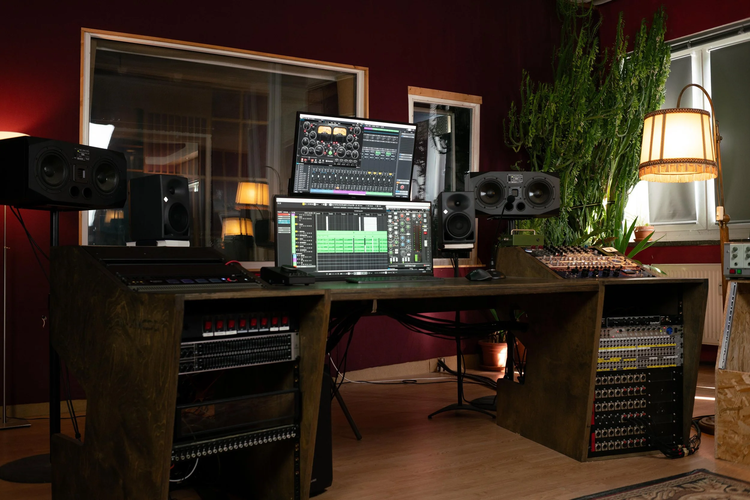Studiotisch mit analogen Geräten und Studiolautsprechern