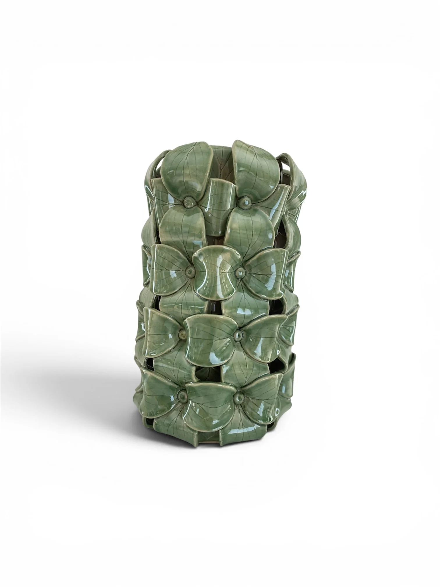 Vase Bloom
Fabriqué en grès et émaillé vert sauge
Dimensions env. 22cm, 32cm et 42cm