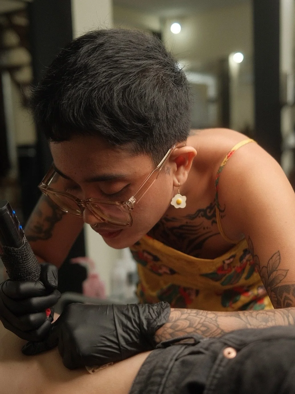 captured @cutenrude.ttt doing her magic on @_hannahmst_ ✨