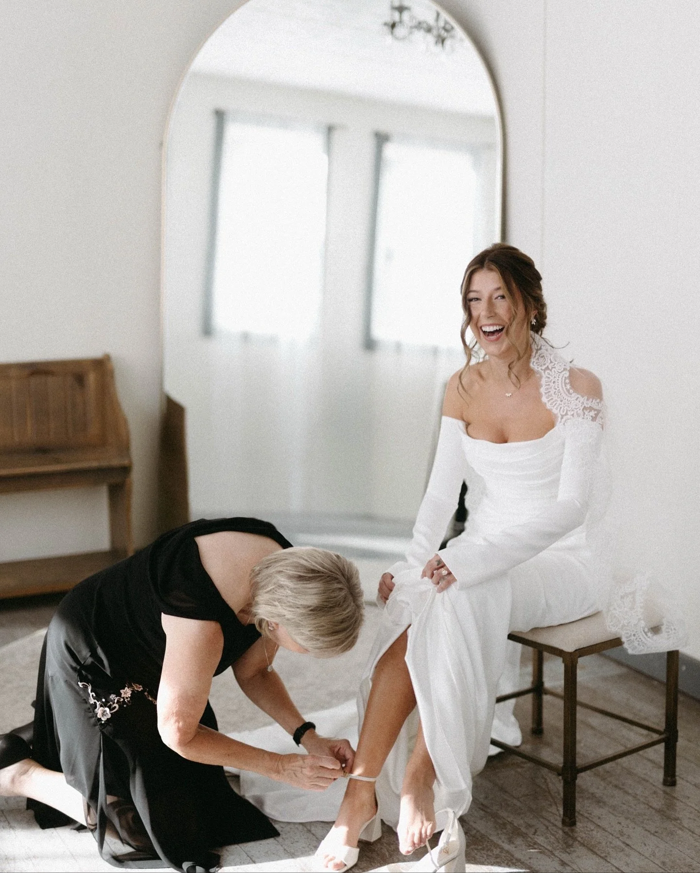 That little moments from your day 🦢🍸

Venue: @pine.and.pond 
Floral: @calyxfloraldesign 
MUA: @awnaartistry 
Hair: @bridal_hair_by_raya 
Dress: @thebridalboutique 
Suits: @hueylamsuits 
Cake: @cravecupcakes 
Food: @evolution_catering 
Entertainment