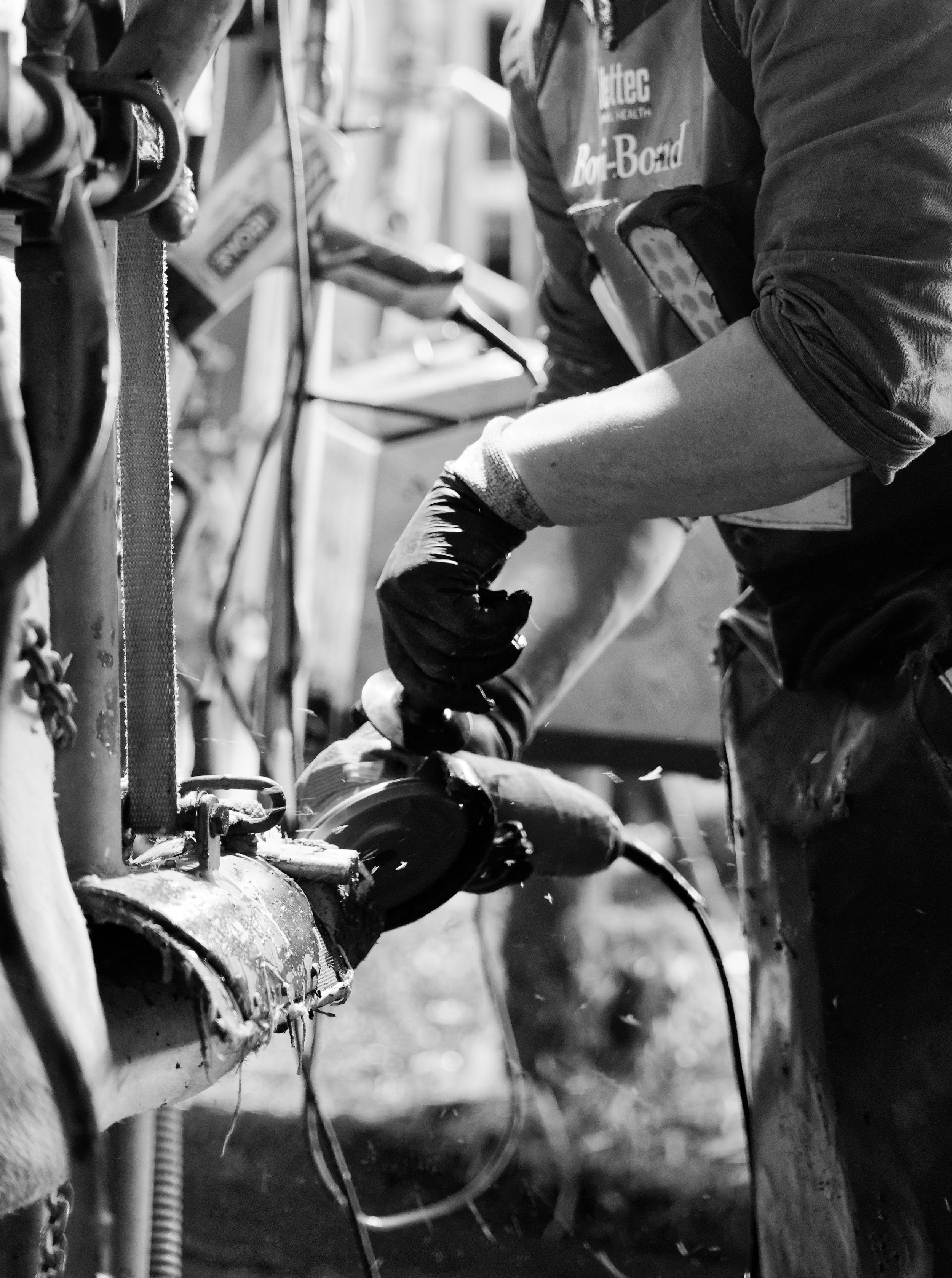 Une personne effectuant la maintenance ou la réparation d'une motocyclette.