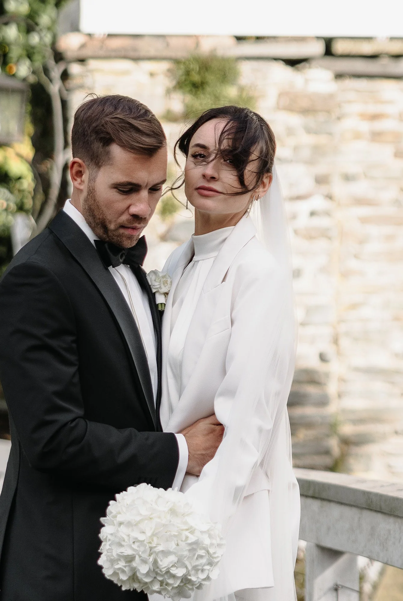 Braut und Bräutigam auf ihrer Herbsthochzeit in der Eifel.