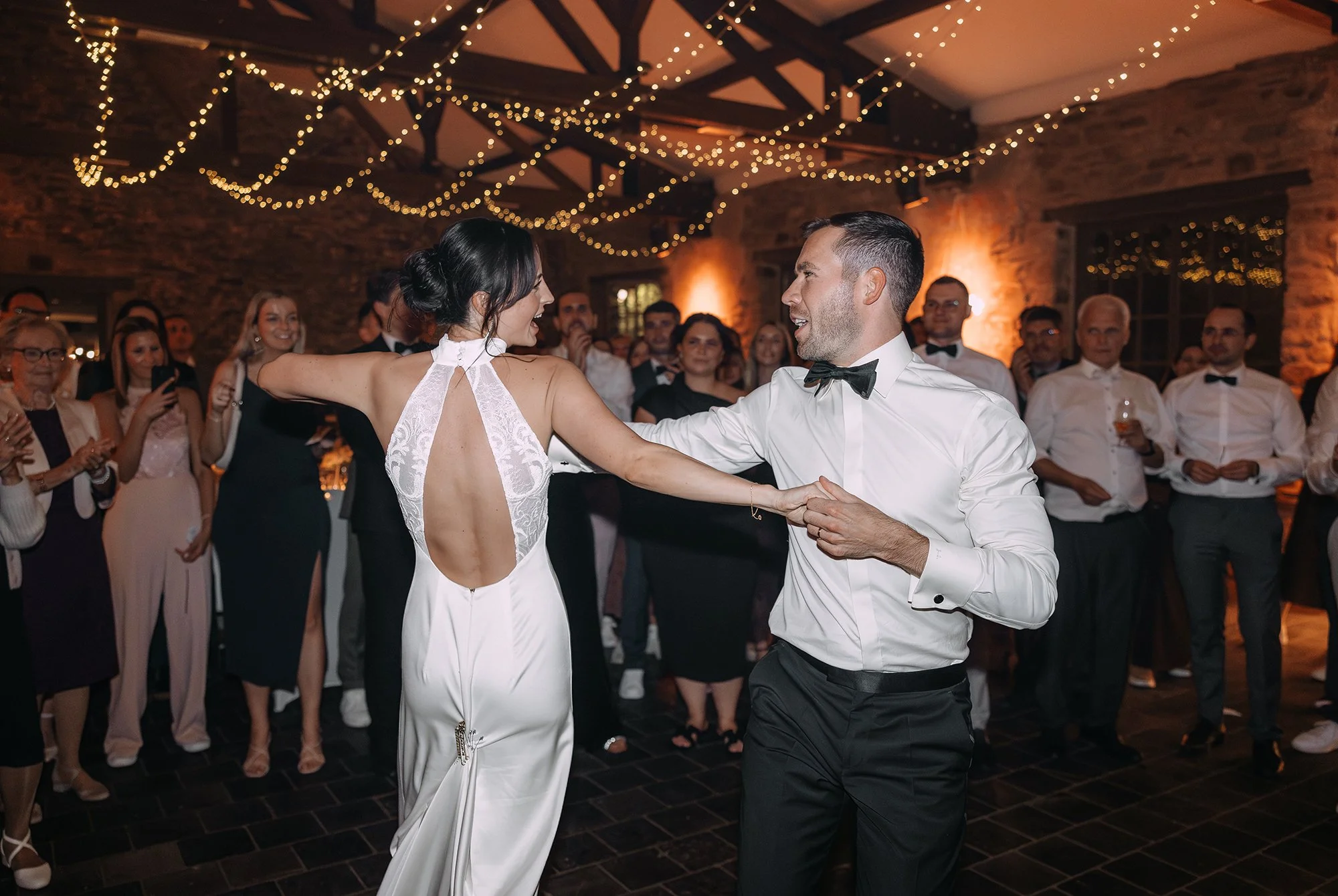 Hochzeitstanz eines Brautpaares vor all ihren Freunden und Familie. Herbsthochzeit in Monschau, Eifel.