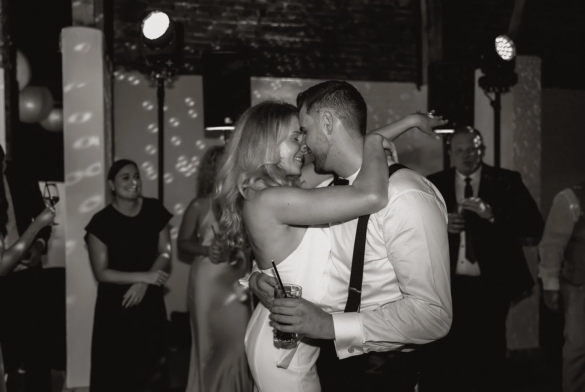 Hochzeitsparty mit Braut und Bräutigam.