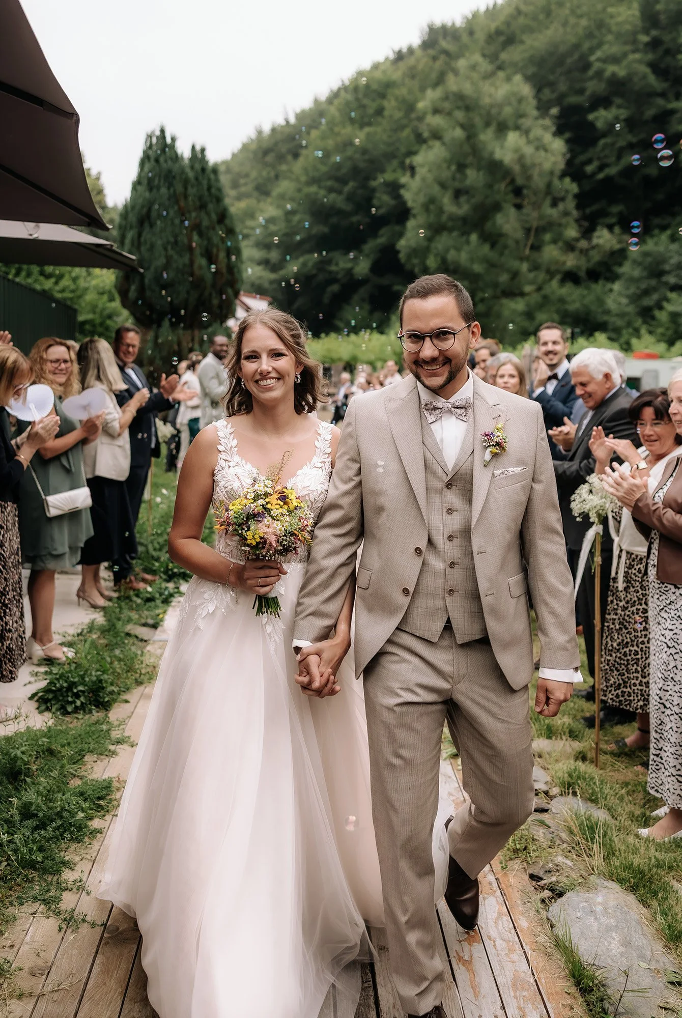 Empfang des Brautpaares mit Seifenblasen nach der freien Trauung in der Eifel.