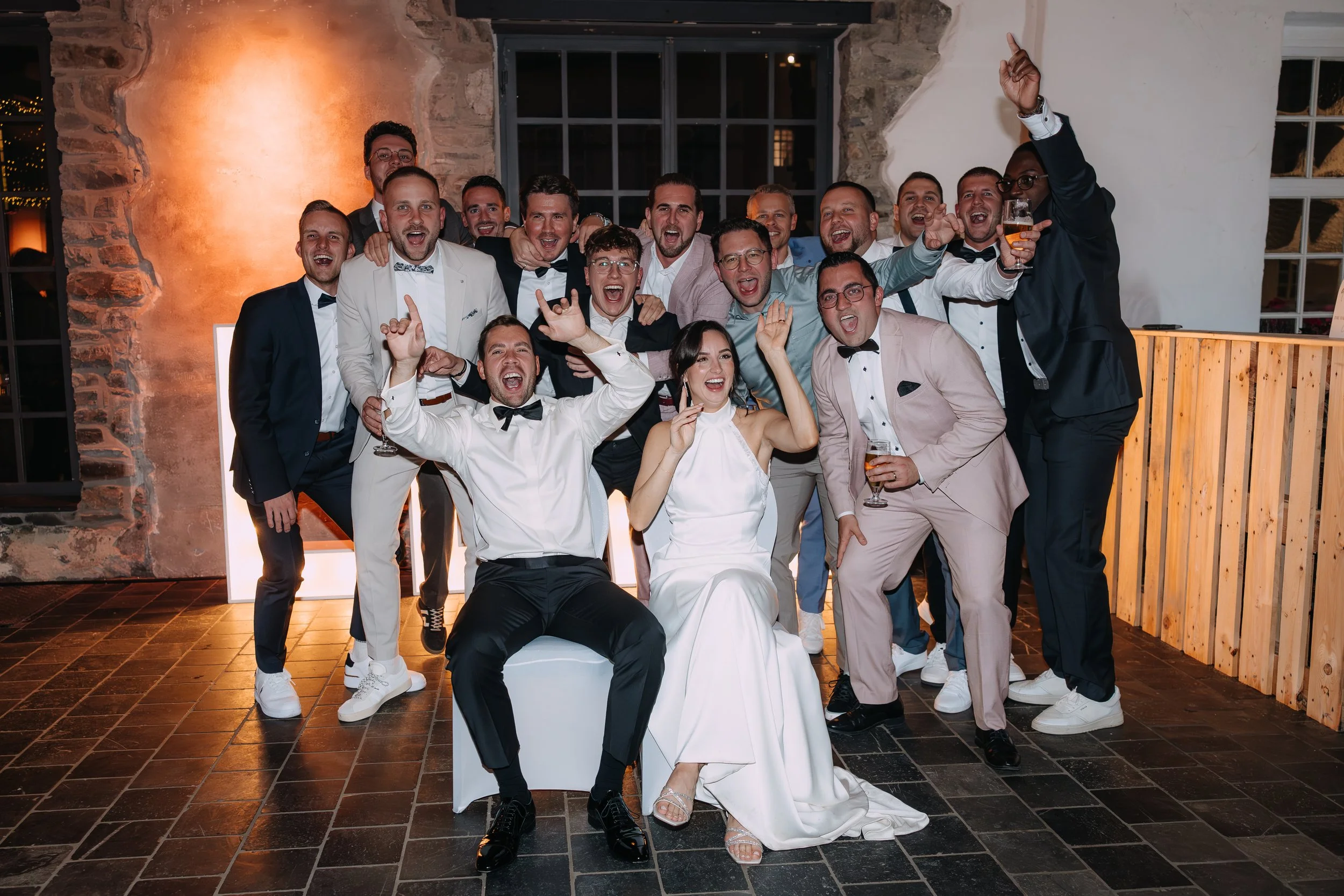 Fotoaktion am Abend mit Freunden und Familie auf einer Herbsthochzeit in der Eifel. Gruppenfotos mit dem Brautpaar.