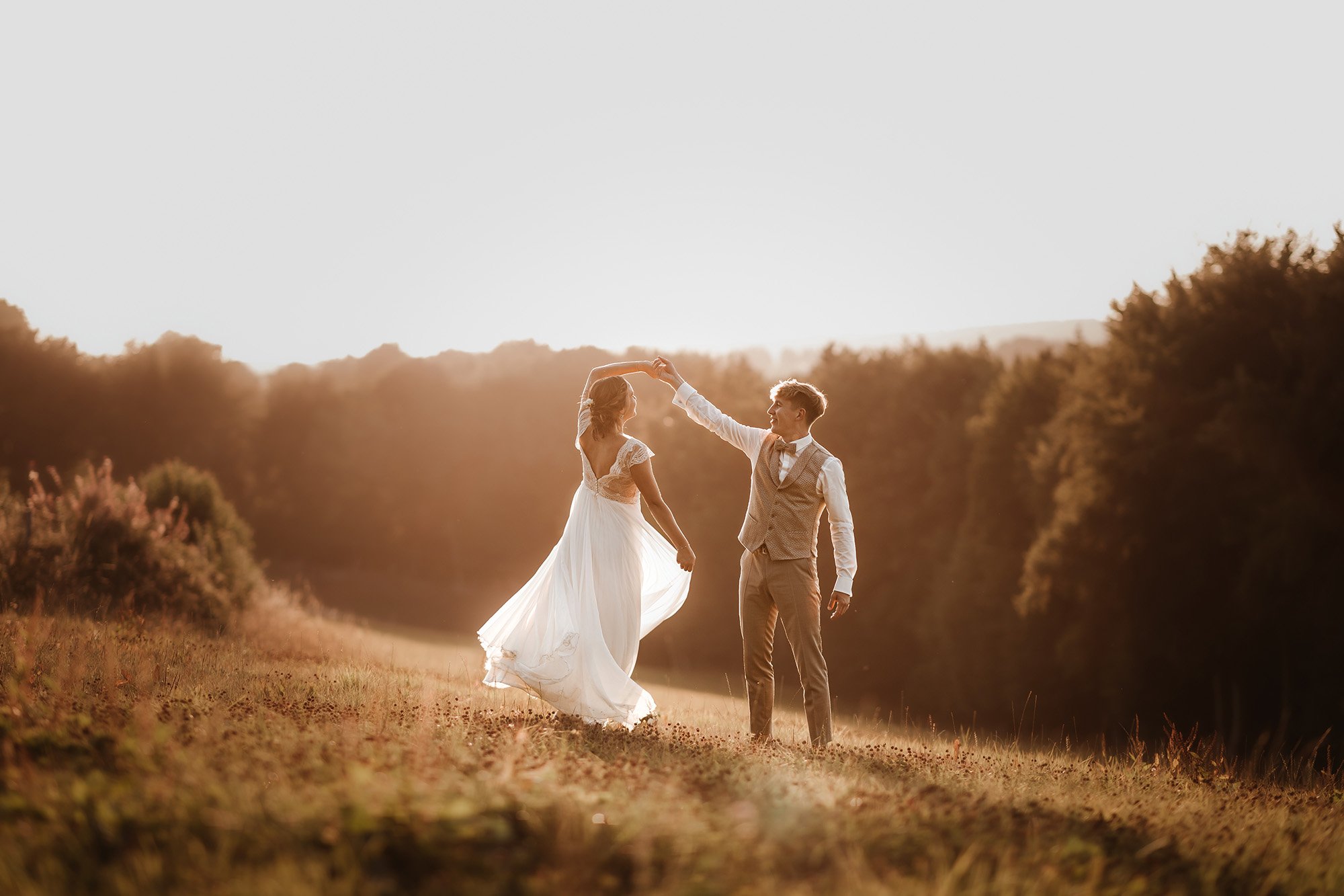Romantische Hochzeitsfotos im Sonnenuntergang in der Eifel