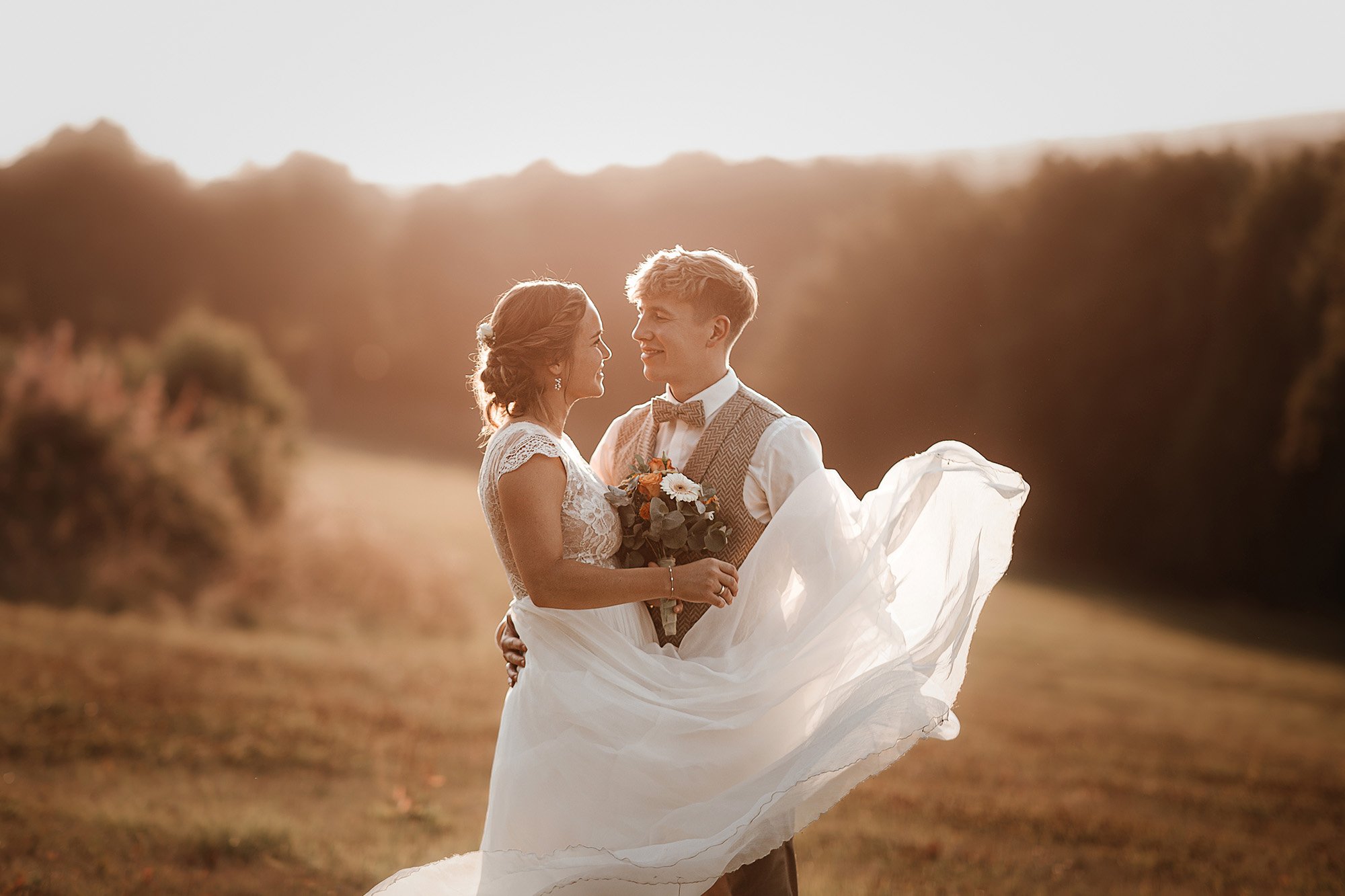 Hochzeitsreportage Romantische Sommerhochzeit in der Eifel Sunset Shooting