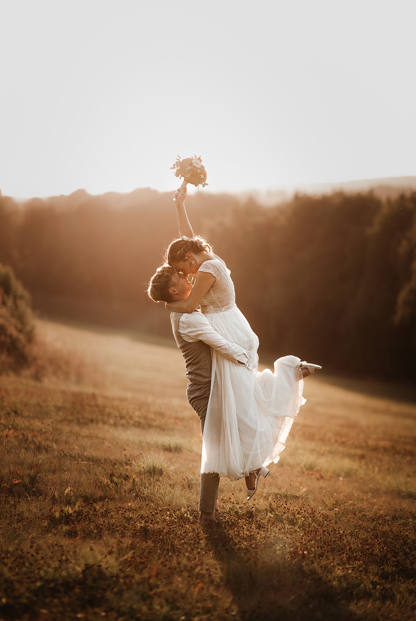 Hochzeitsreportage Romantische Sommerhochzeit in der Eifel Sunset Shooting