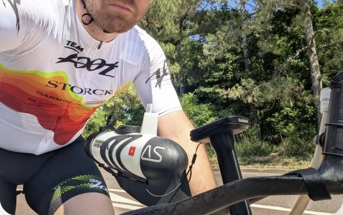 Réhausse Garmin BTA pour cockpit de triathlon - hauteur et angle sur-mesure.
(Client particulier)