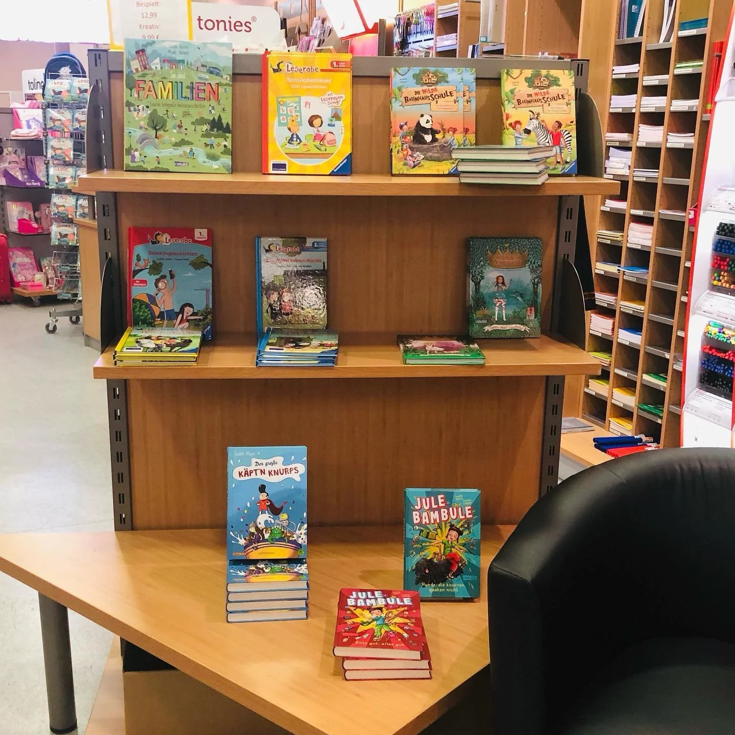 Büchertisch in der lokalen Buchhandlung voller Judith Allert-Bücher