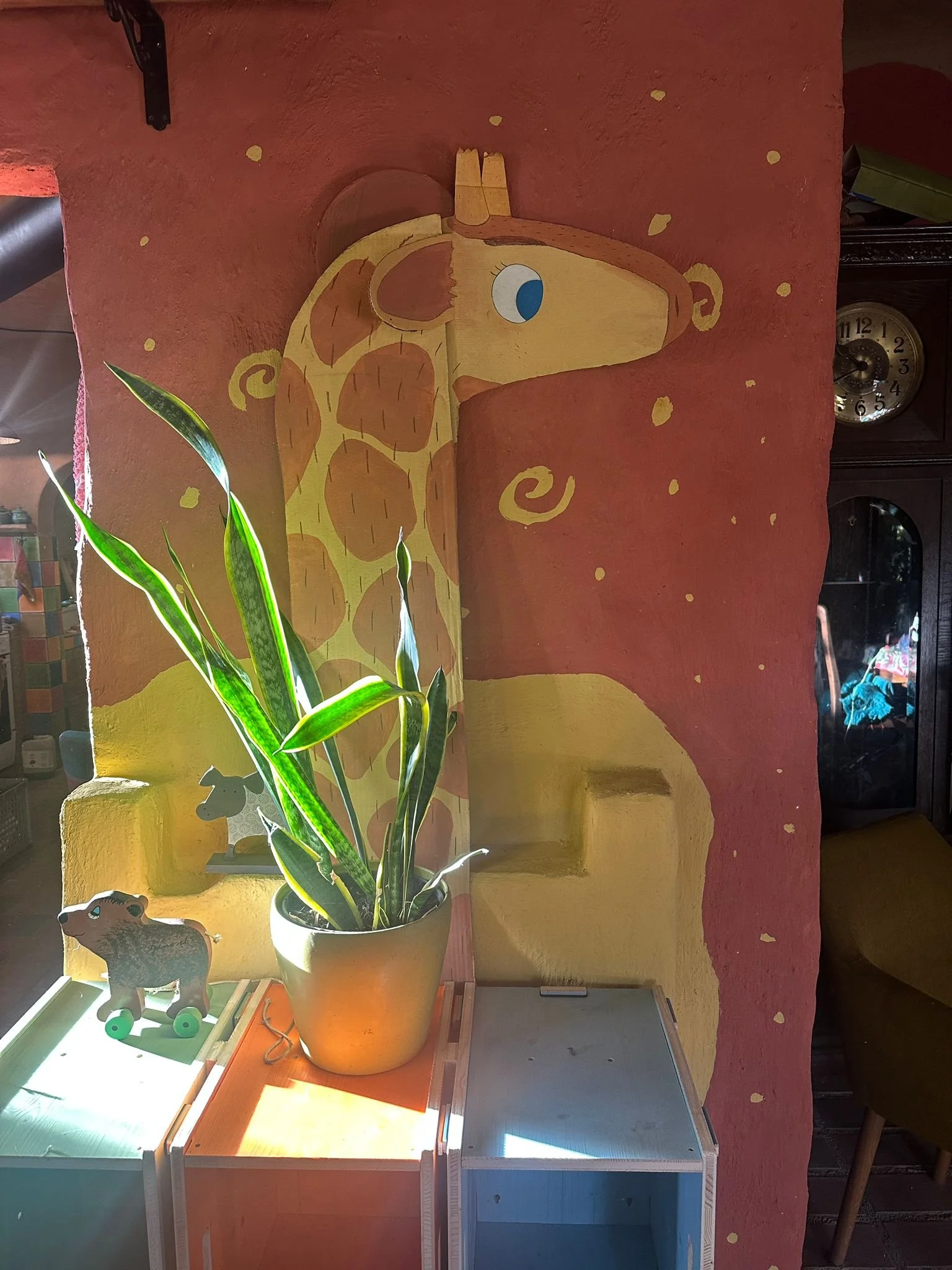 Fräulein Neugierig im Wohnzimmer