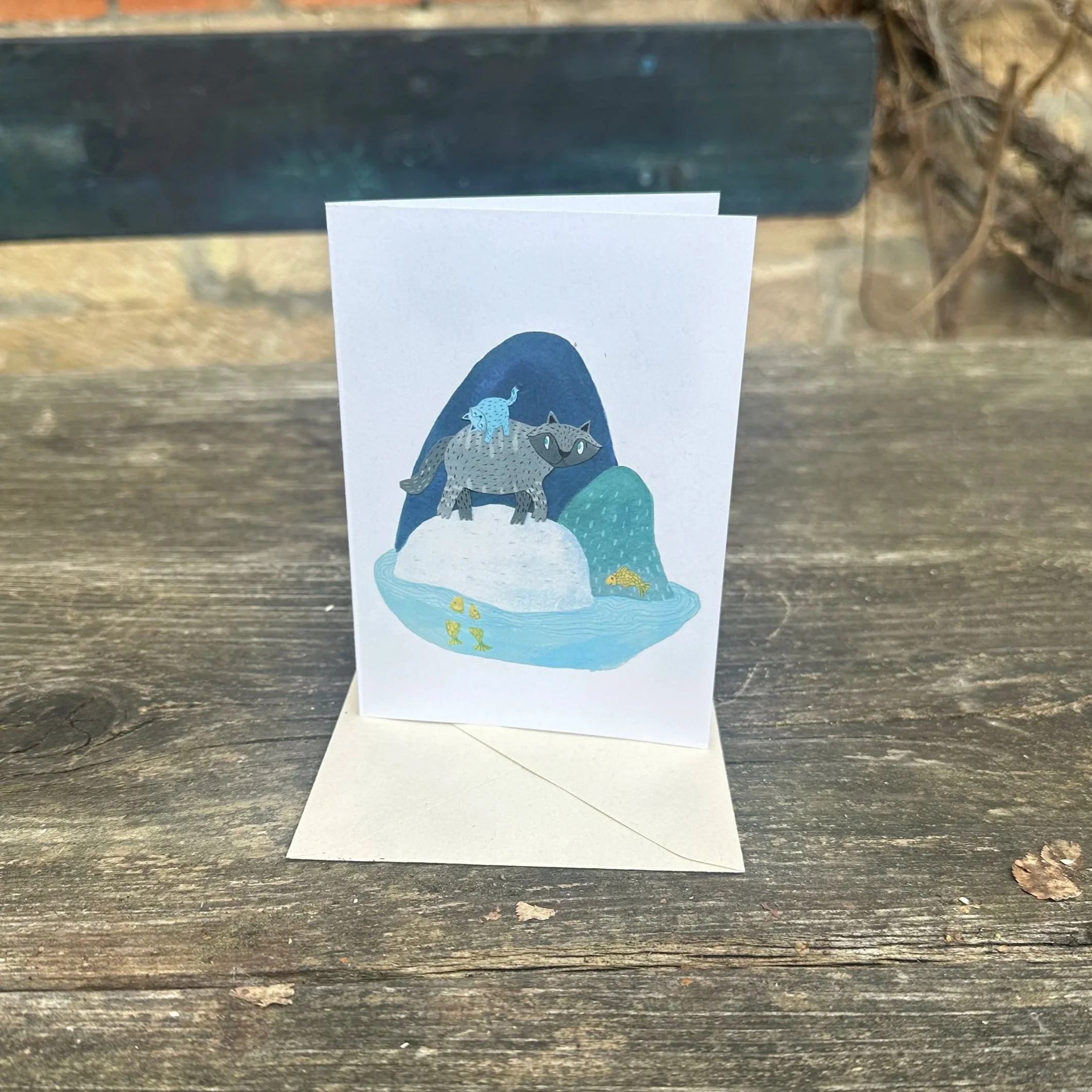 Die Grußkarte "Insel" von Karolina Benz mit einem Umschlag.