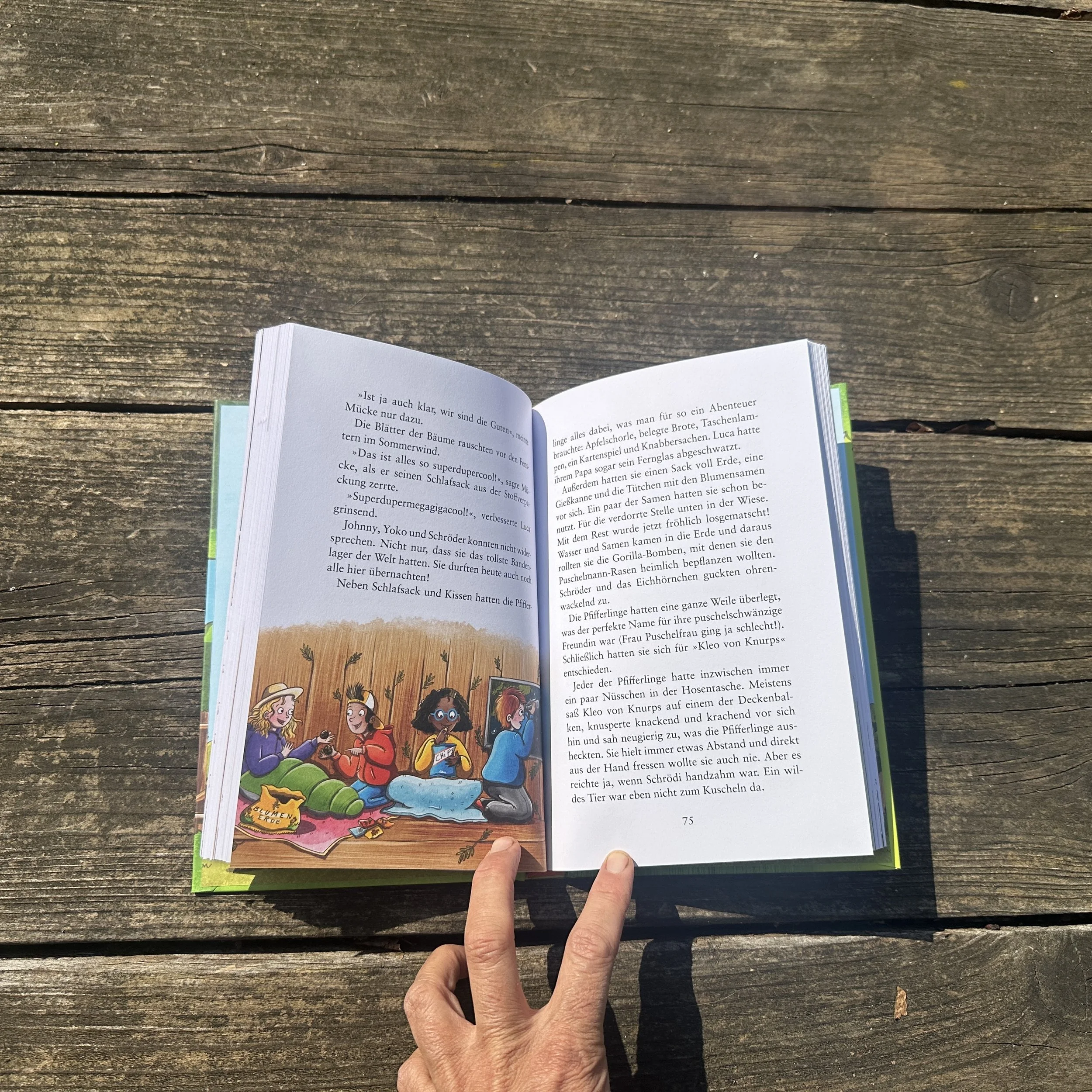 Das aufgeschlagene Buch: "Die Wilden Pfifferlinge - Dann retten wir eben die Welt."