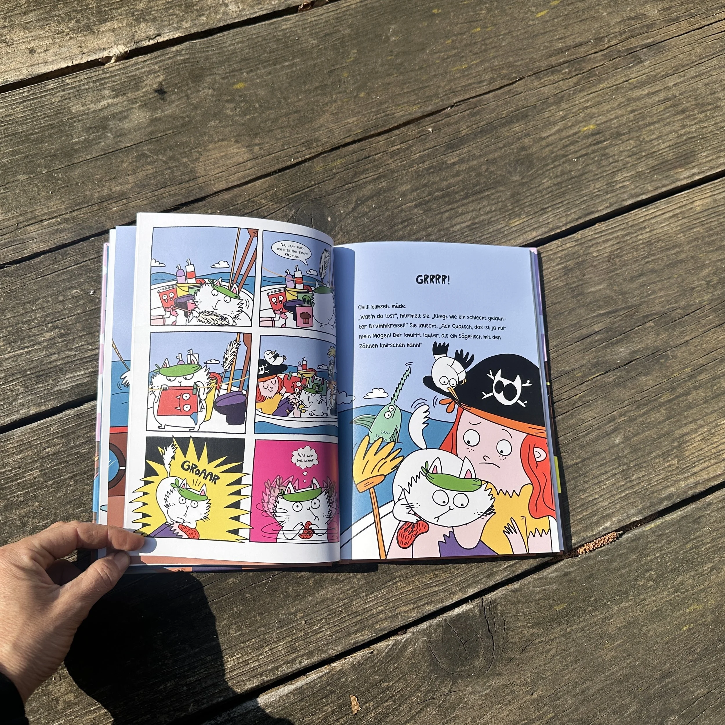 Das aufgeschlagene Buch "Chilli, die faulste Piratin der Welt"