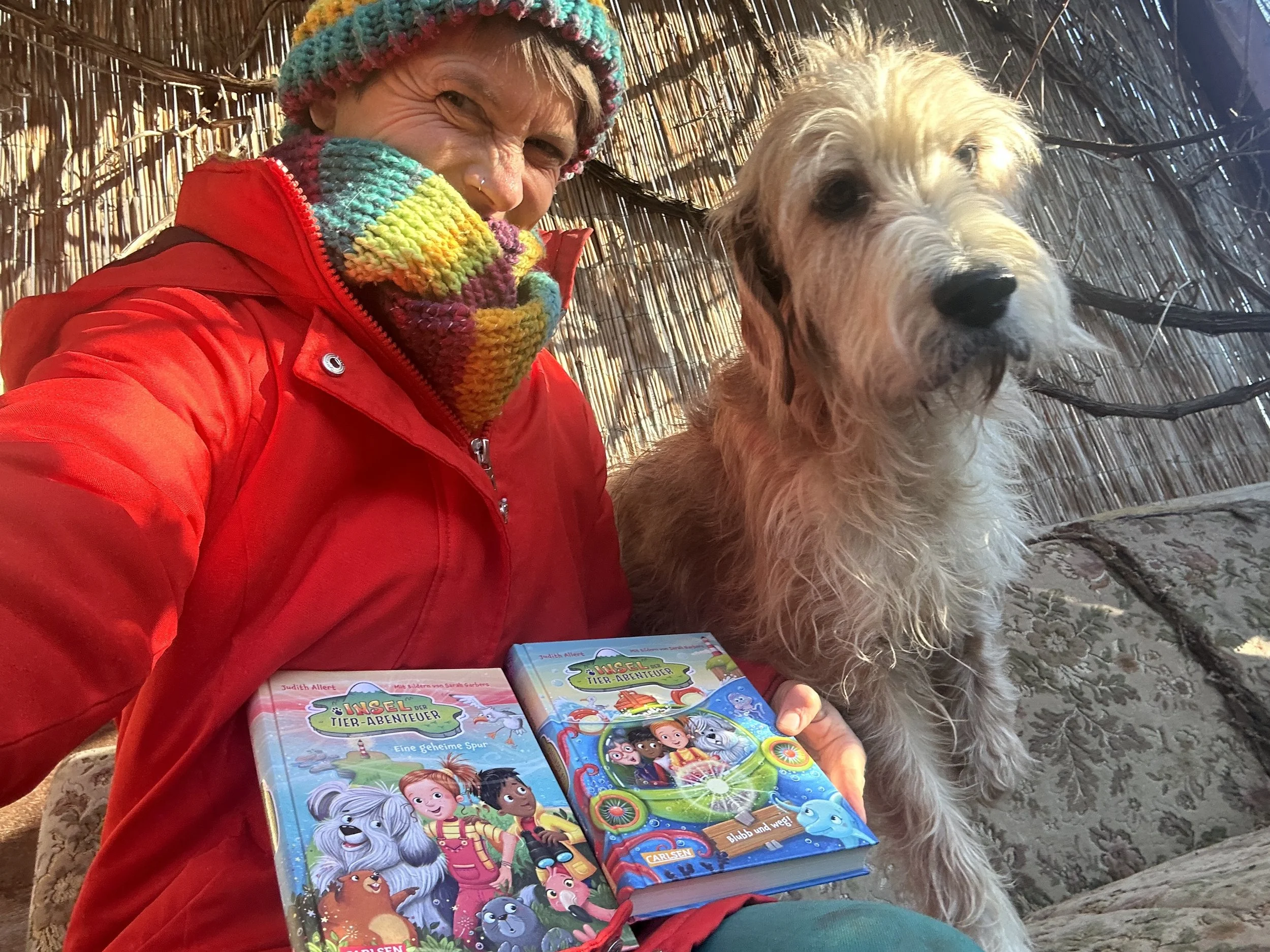 Judith, Hund Coco und zwei Bänder der Reihe "Insel der Tierabenteuer"