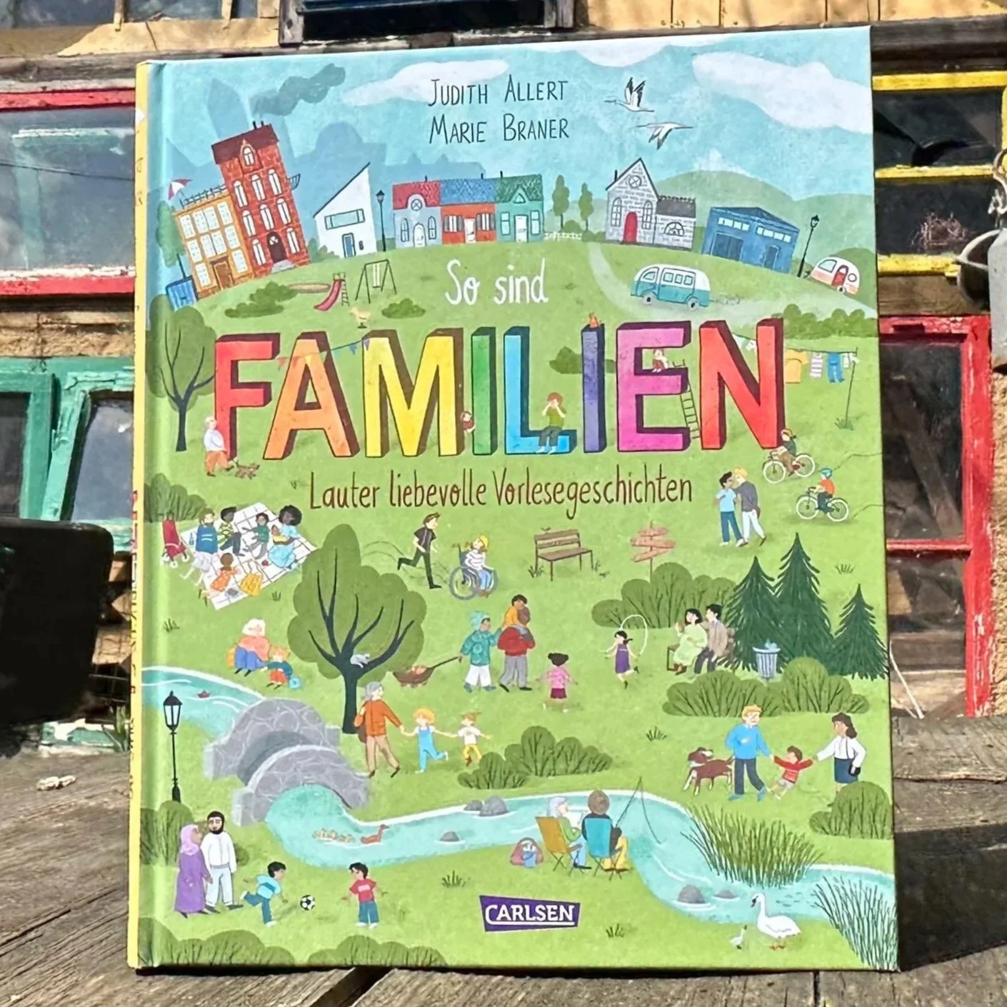 Das regenbogenbunte Vorlesebuch "So sind Familien" von Judith Allert und Marie Braner