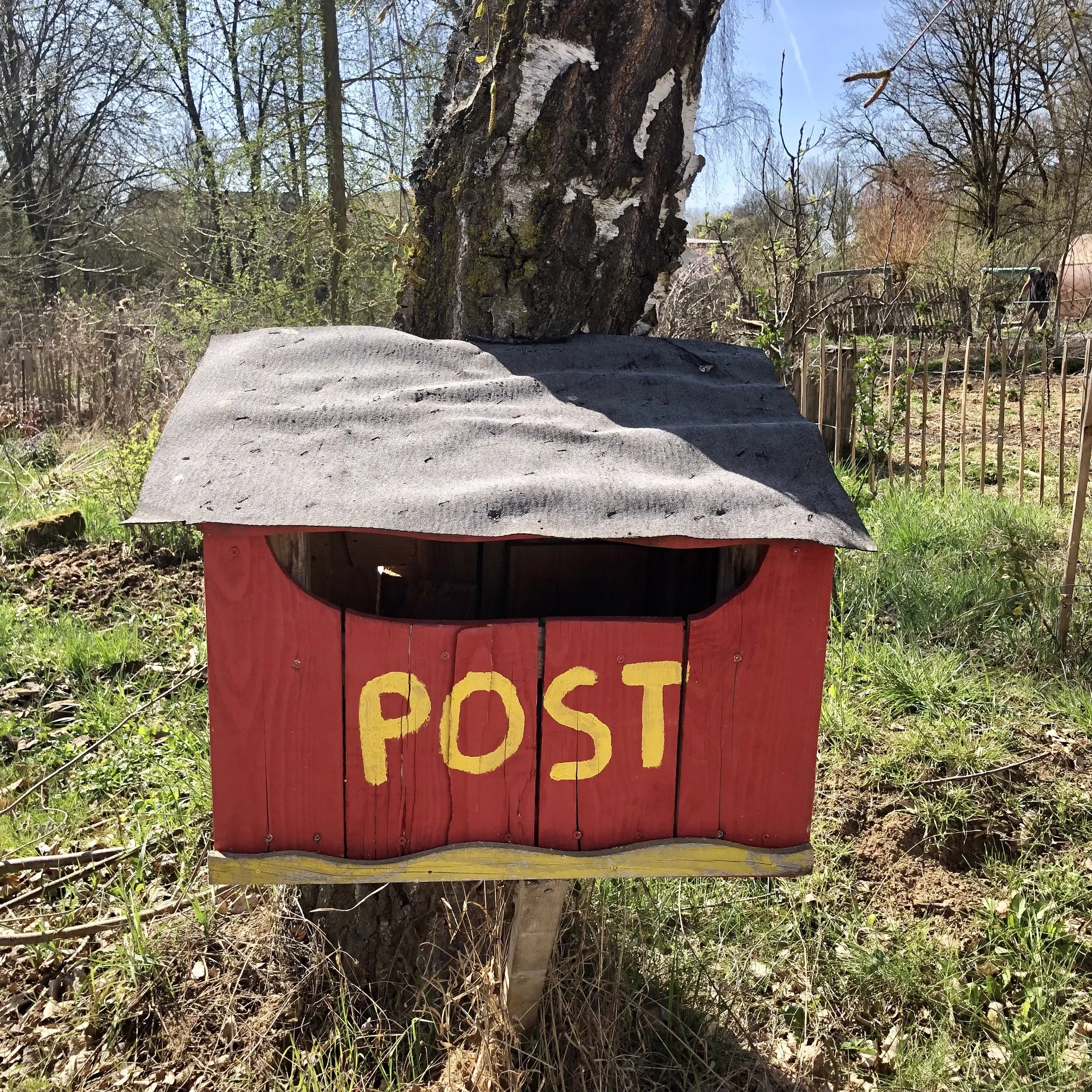 Ein Bild von einem bunten Holzbriefkasten
