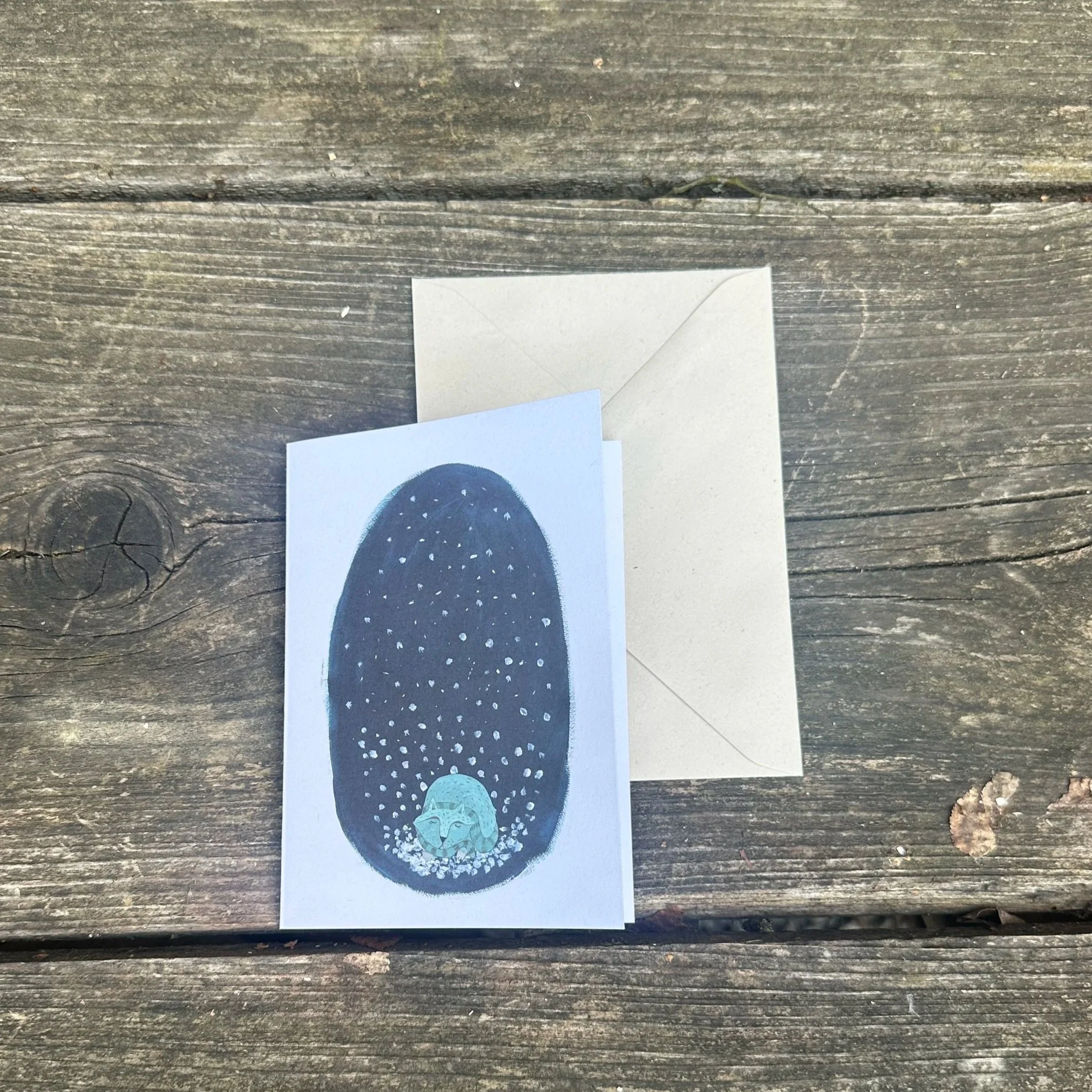 Die Grußkarte "Zauberschöne Träume" liegt mit einem Umschlag flach auf dem Tisch.