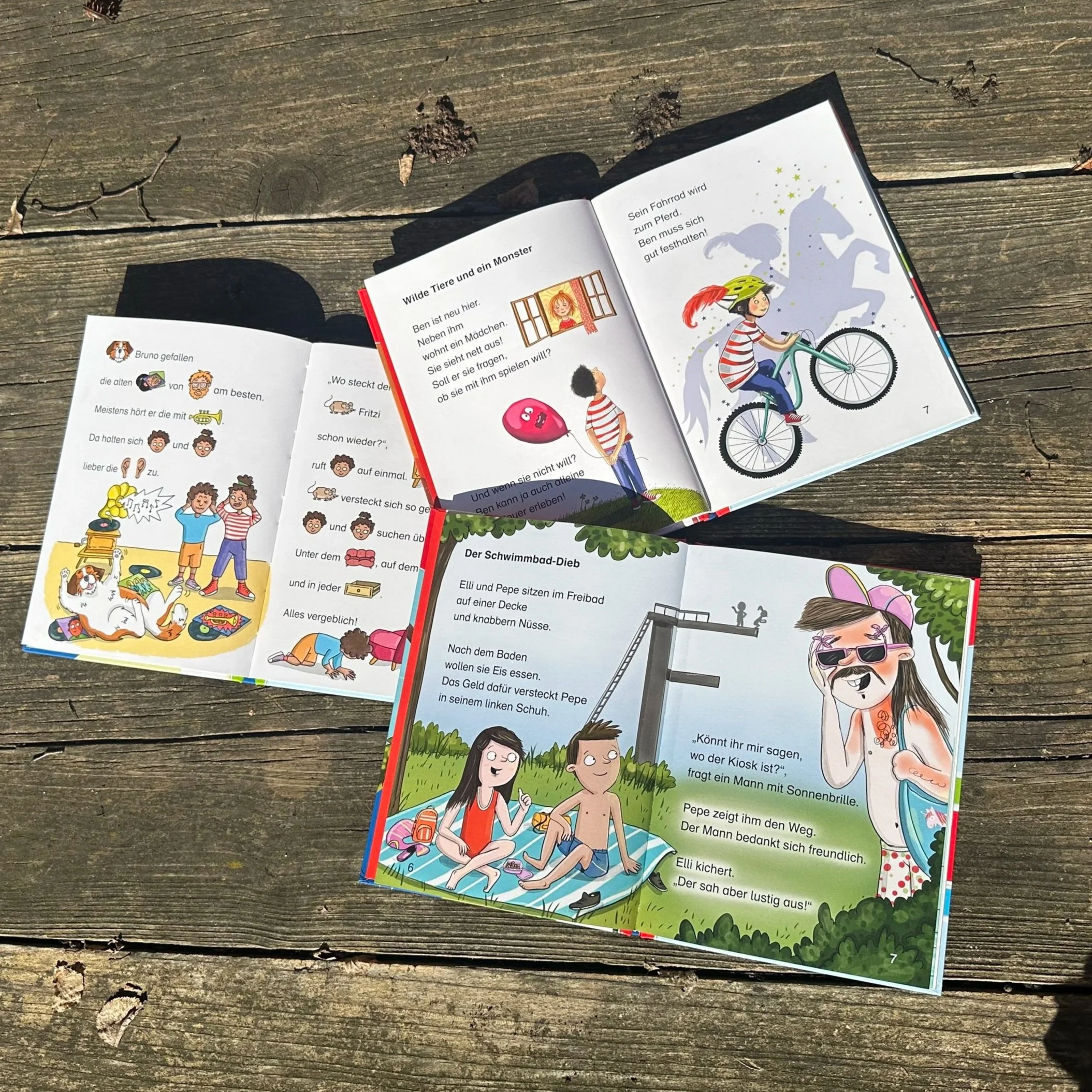 Drei aufgeschlagene Erstlesebücher.
