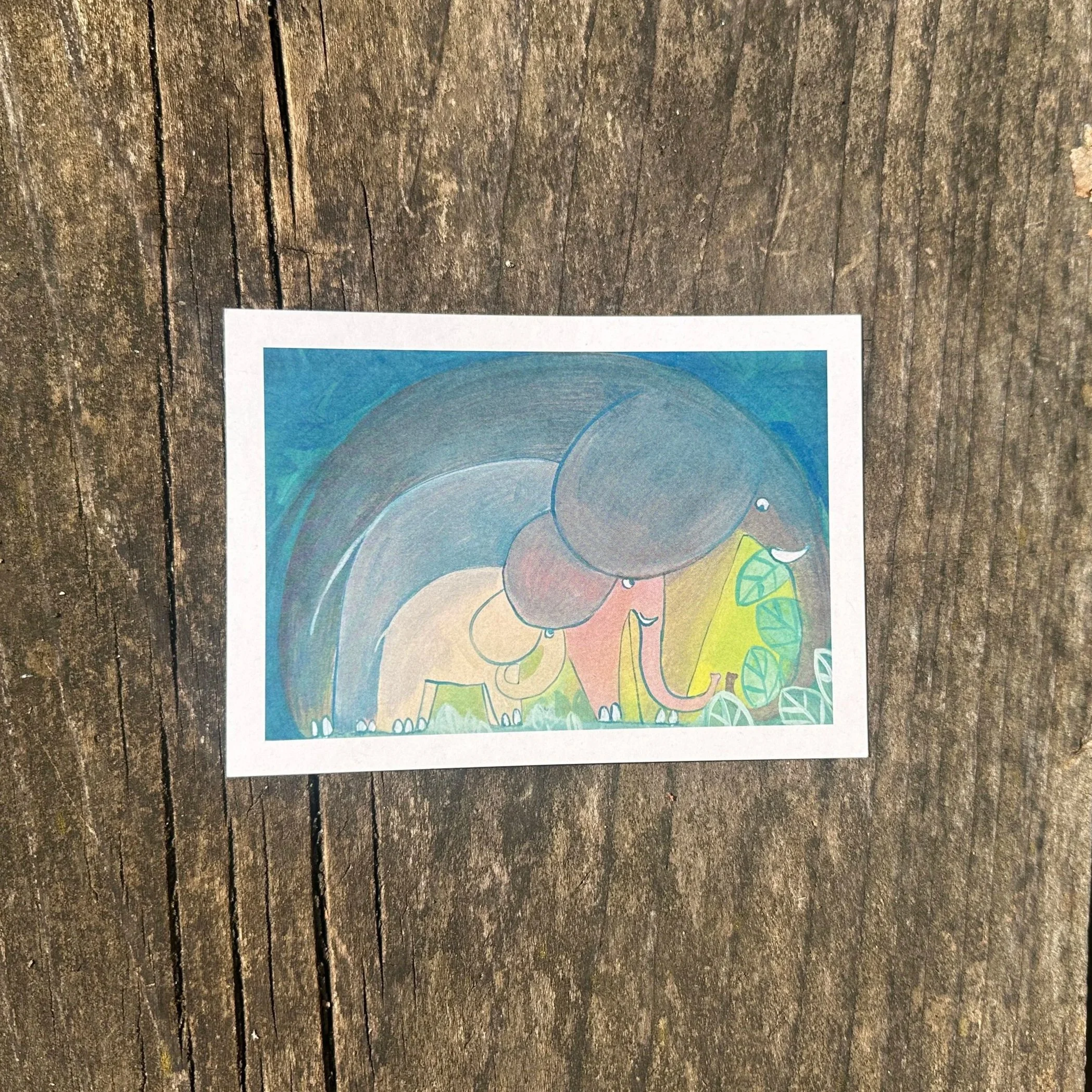 Ein Foto der Postkarrte mit dem Motiv "Elefantenfamilie" von Karolina Benz