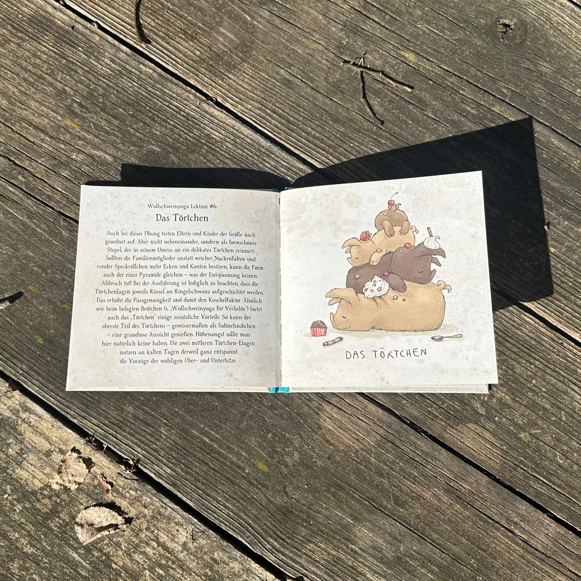 Das aufgeschlagene Buch Wollschweinyoga für Familien.