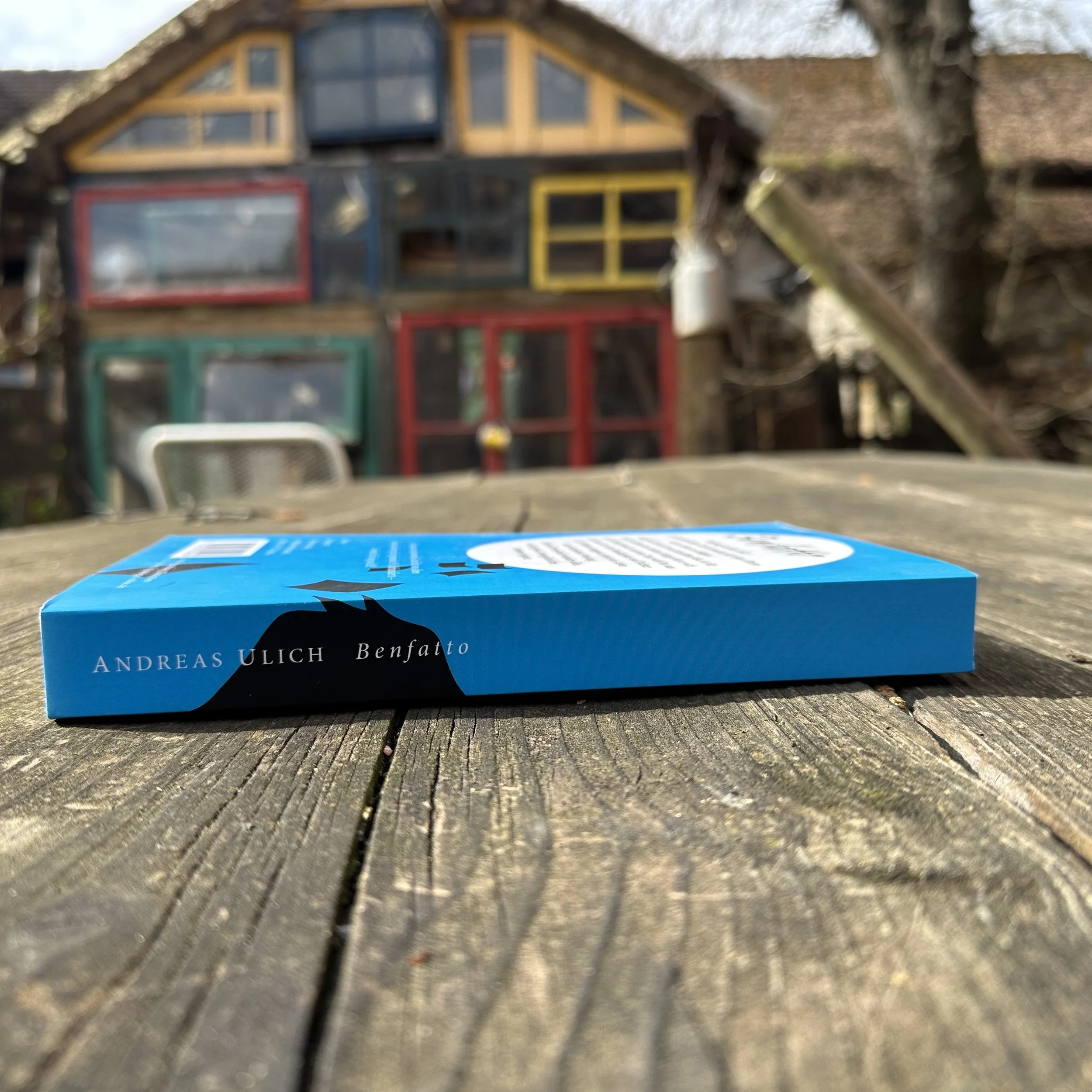 Das Buch Benfatto liegt flach auf dem Tisch