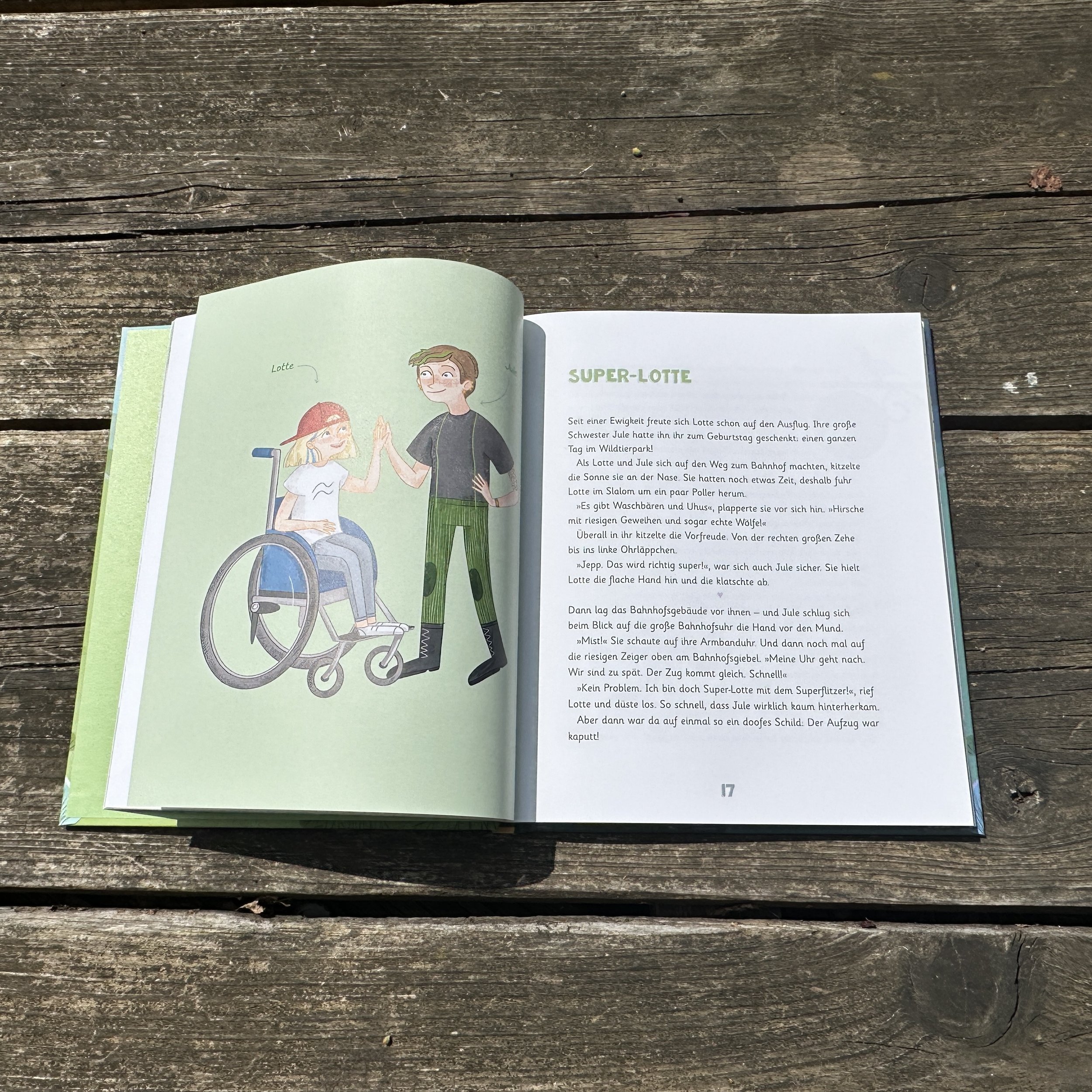 Eine Innenseite aus dem Buch "So sind Familien" darauf eine große Schwester und ihre kleine Schwester, die im Rollstuhl sitzt