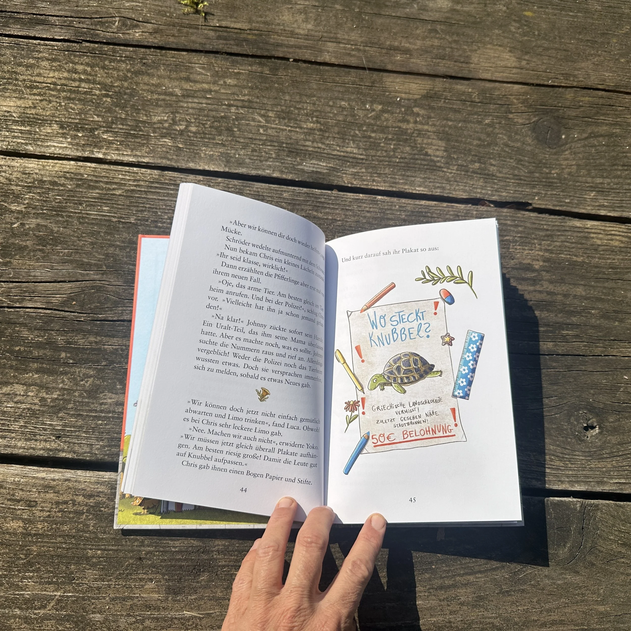 Das aufgeschlagene Buch: "Die Wilden Pfifferlinge. Dann retten wir eben die Welt." Mit Illustrationen von Caroline Opheys, Text von Judith Allert.