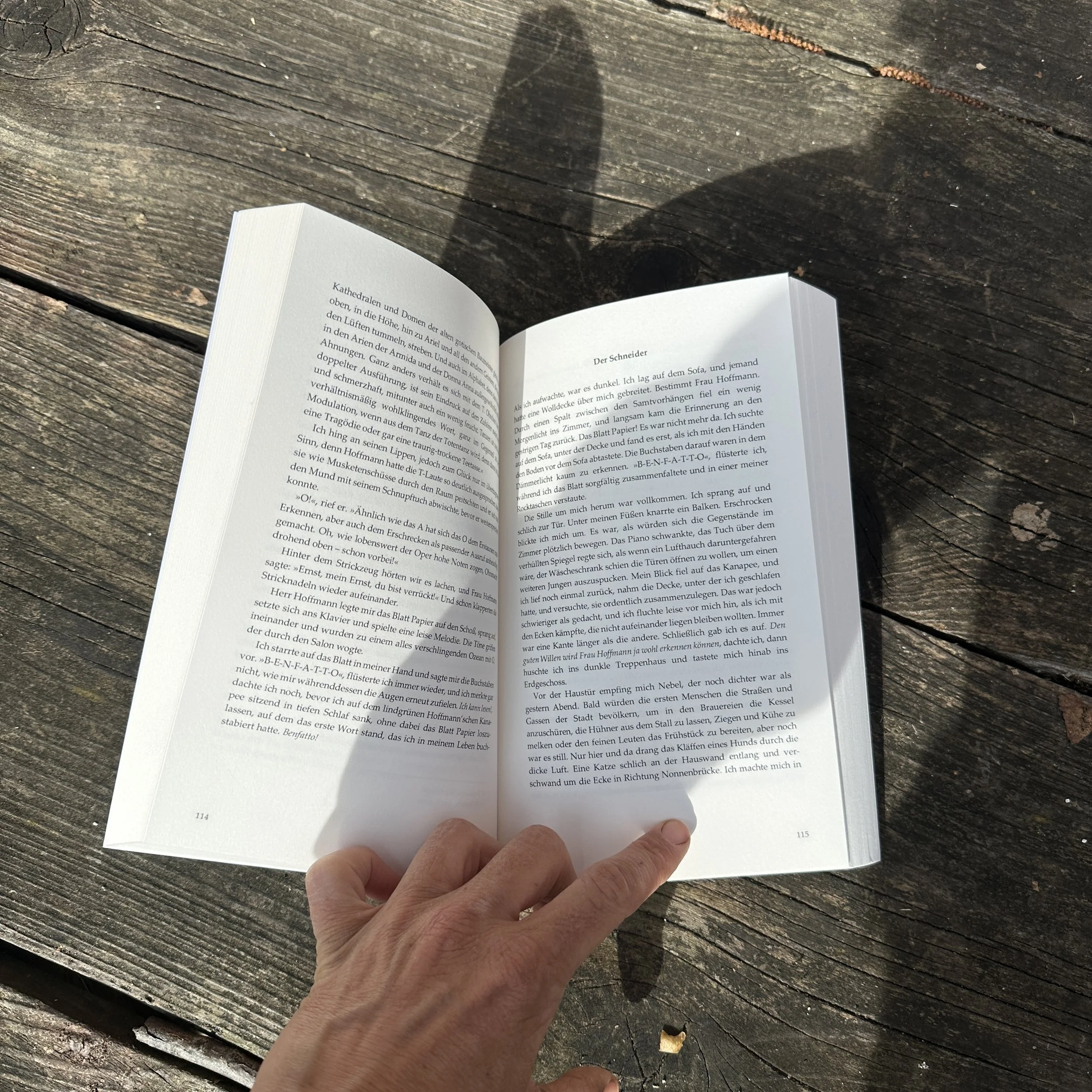 Das Buch Benfatto von Andreas Ulich aufgeschlagen auf einem Holztisch