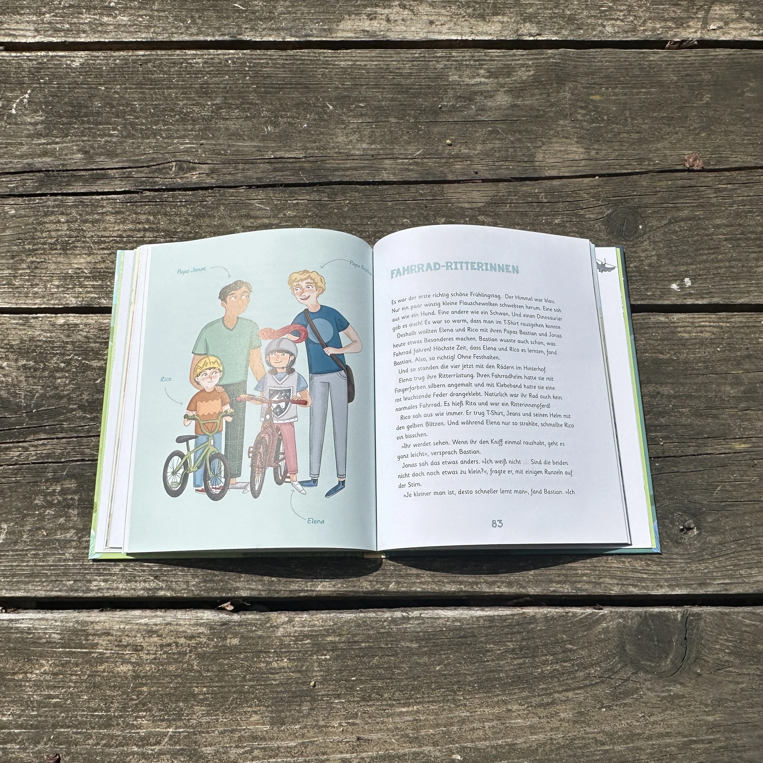 Eine Innenseite aus dem Buch "So sind Familien". Darauf eine Familie mit zwei Papas und zwei Söhnen.